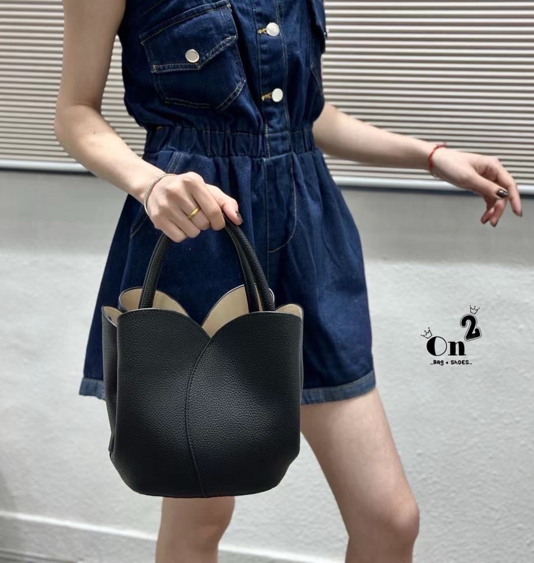 Classic Working PU Bag ▪️กระเป๋าถือ &สะพายข้าง ทรงดอกทิวลิป ทรงสวยมากวัสดุเป็นหนัง PU Premium มีกระเป๋าใบเล็กให้ 1ใบ และมีสายยาวให้ 2 เส้น