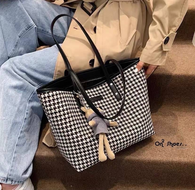 กระเป๋าสะพายแฟชั่นทรงชอปปิ้ง หนังลายชิโนริ ใบใหญ่จุของได้เยอะเลย มาพร้อมพวงกุญแจหนูพร้อมส่งน้า