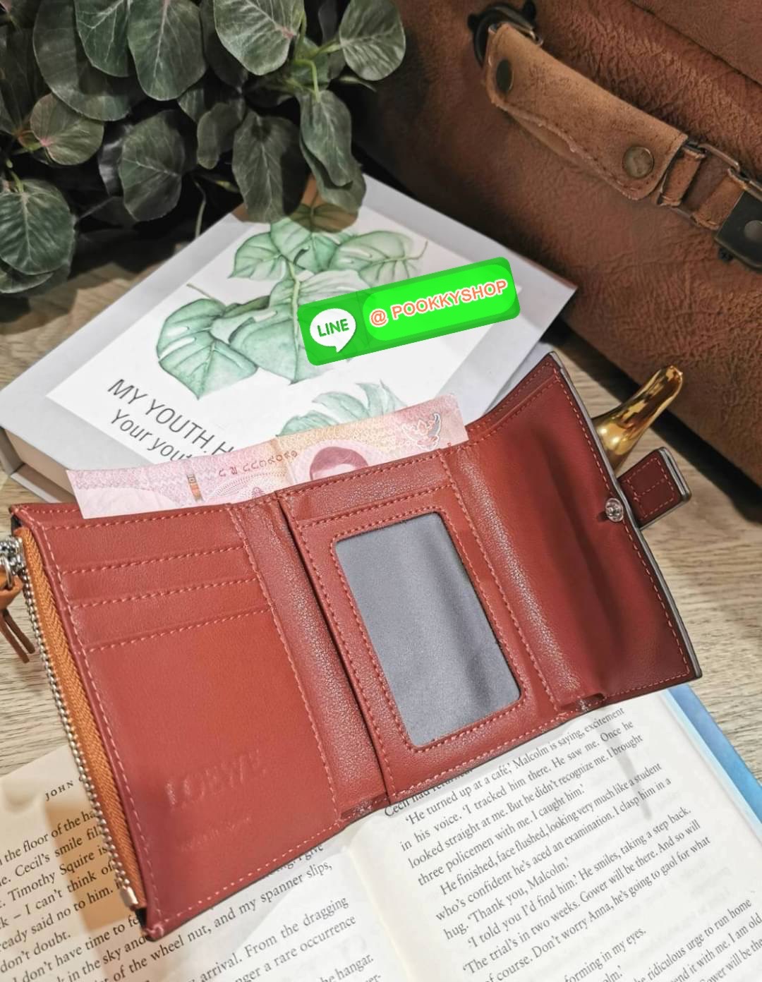 ✴️Don't Miss!✴️NEW! LOEWE SHORT WALLET VIP GIFT WITH PURCHASE กระเป๋าพรีเมี่ยมกิ๊ฟ Limited จาก LOEWE DUTYFREE COUNTER วัสดุหนังแท้เทคเจอร์สวยอยู่ทรงปั้มโลโก้แบรนด์ด้านหน้าเปิดปิดด้วยกระดุม ภายในมีทั้งช่องใส่รูป ช่องใส่ธนบัตร ใส่แบงก์พัน