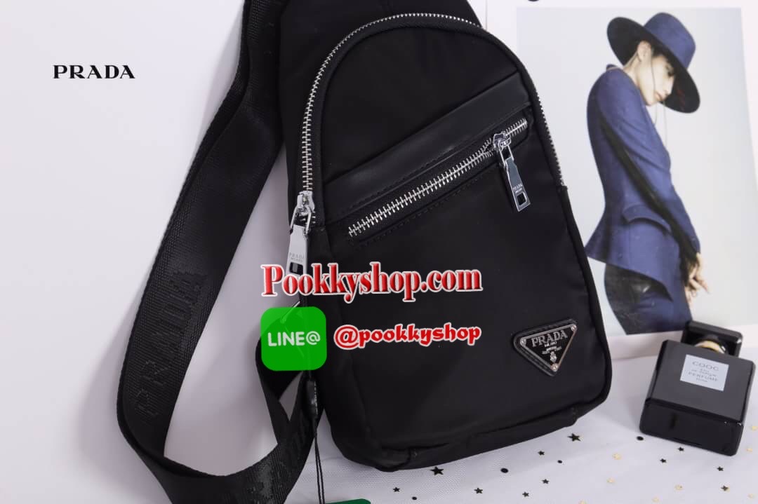 Prada nylon mini sling backpack สินค้า Premium gift 100% กระเป๋าคาดตัว คาดไหล่ คาดอก ทำจากวัสดุผ้าไนลอนคุณภาพดี น้ำหนักเบา อะไหล่เงิน มีช่องใส่ของด้านหน้า ช่องกระเป๋าสามารถจุของได้พอประมาณ ใส่ Iphone + ของจุกจิก ปากกา ได้สบายเลยค่ะ สายสามารถปรับได้ พิมพ์ล
