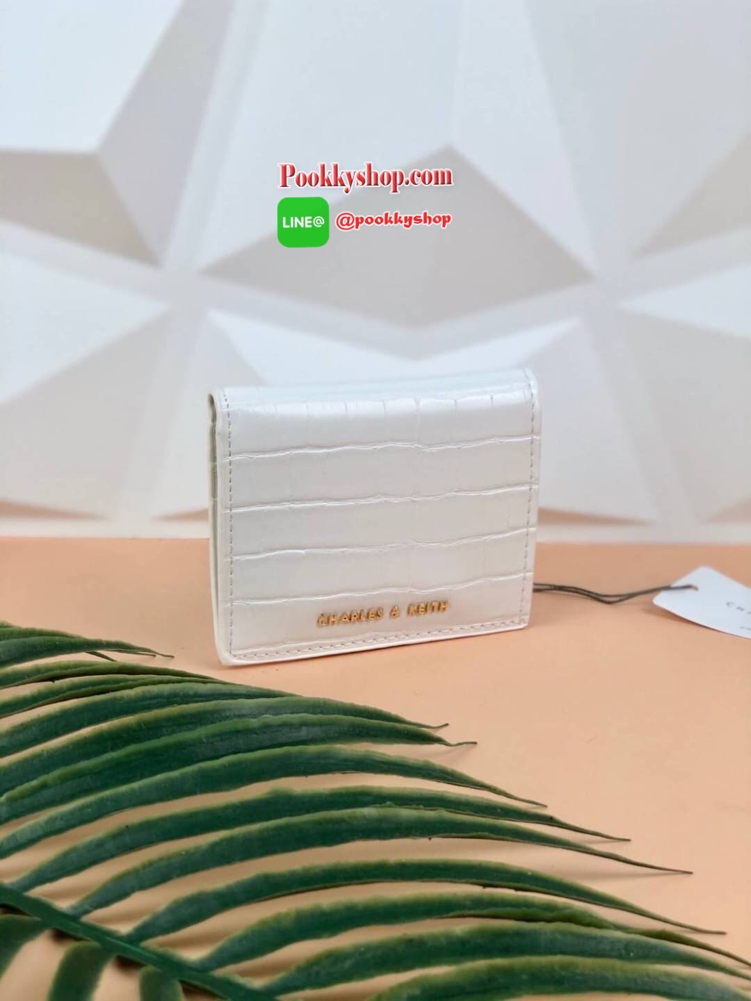 CHARLES & KEITH CROC-EFFECT SMALL WALLET กระเป๋าเงินใบสั้น วัสดุหนังพิมพ์ลายจรเข้ (สีมัลติหนังเรียบ) ด้านหลังมีช่องซิปใส่เหรียญ รุ่นนี้เปิดปิดแบบกระดุม ด้านในมีช่องใส่บัตรได้ 6 ใบ และช่องใส่ธนบัตรได้ตามยาว ไม่ต้องพับแบงค์เลยค่า น่ารัก ใบประทัดรัด ห้ามพลาด