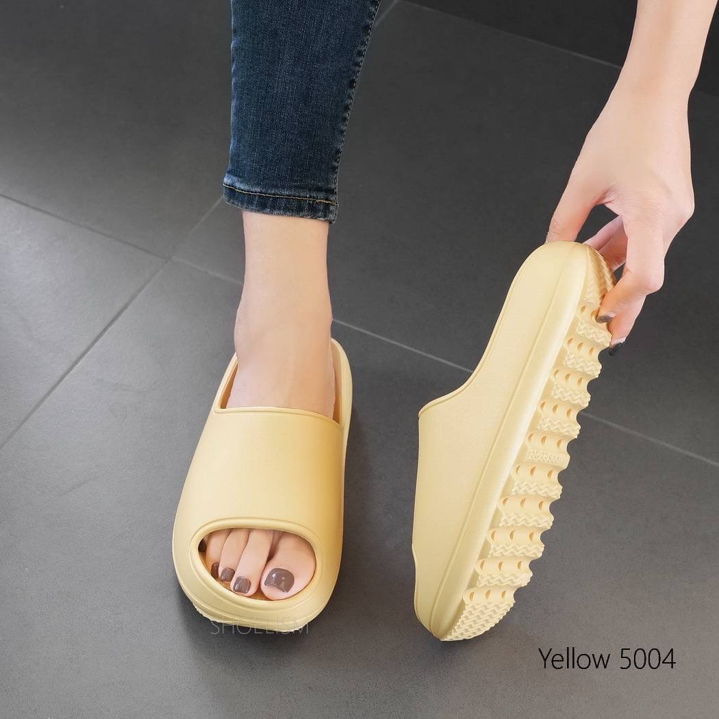 รองเท้าลำลอง แบบสวม เพื่อสุขภาพ หนังนิ่มมาก พื้นนิ่ม ทรงสวย พื้นกันลื่นอย่างดี ใส่สบาย พร้อมส่งคร้า กันลื่นแน่นอน ใส่เดินในบ้าน นอกบ้าน ล้างพื้นมีตัวดูดพื้น ไม่ต้องกลัวลื่นอีกต่อไป