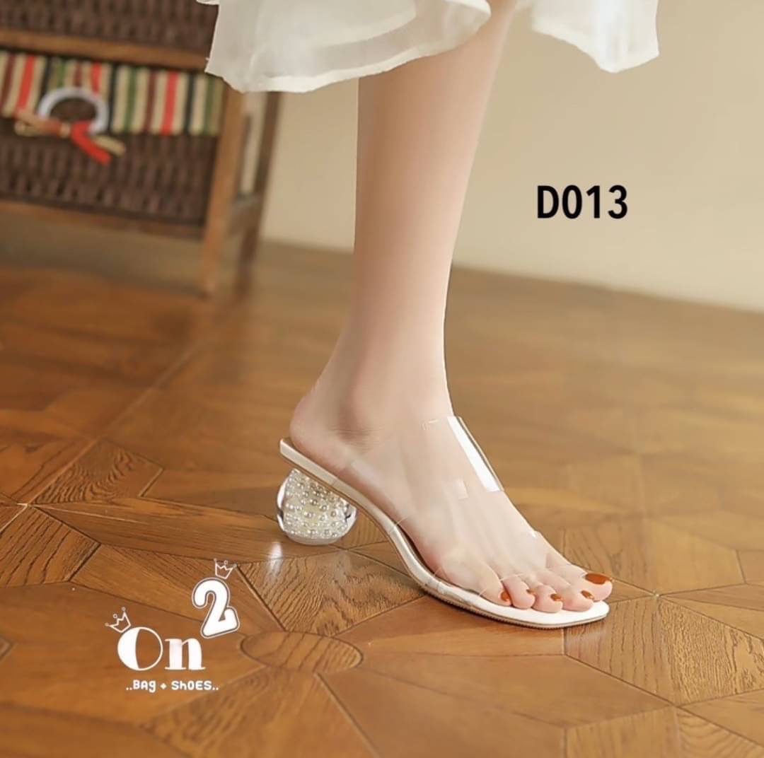 รองเท้าส้นสูงส้นแก้วกลมด้านในประดับมุก ด้านหน้าสวมpvc ใสคาดคู่ งานนิ่มใส่สบายไม่บาดเท้าค่ะ ทรงสวยดูดีใส่เข้ากับชุดได้ง่ายมี2สีให้เลือกค่ะ