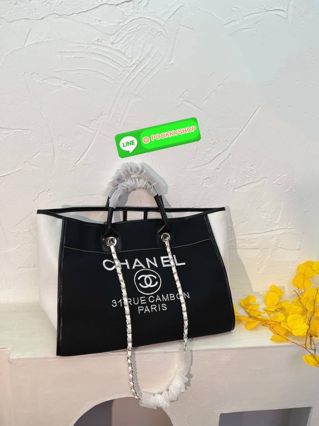 🌟 New Arrival !! รุ่นที่สาวๆรอคอย CHANEL CANVAS TOTE BAG จากงานพรีเมี่ยม VIP GIFT รุ่นดังเลยค้า SIZE ใหญ่อลัง ตัวกระเป๋าเป็นผ้า CANVAS เนื้อดีสมราคา อะไหล่เงินปั้มแบรนด์แท้ทั้งใบ ด้านหน้าปักแบรนด์สุดหรู จุของได้เยอะมากก มีช่องซิป/ใส่ของเป็นสัดส่วน