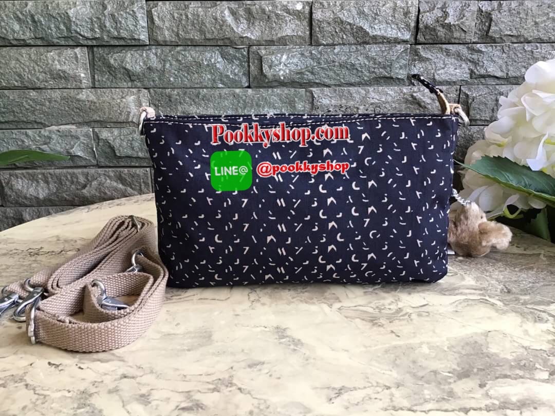 Kipling milos crossbody bag (K13696) กระเป๋าสะพายข้าง crossbody ขนาดกำลังดี มี 2 สาย สายสะพายสั้น ถือเป็นทรงพอรช์(pochette)ถอดเปลี่ยนสลับกับสายยาวได้ มีช่องซิปใช้งาน3ช่อง 2ช่องใหญ่ภายในมีเล็กแยกเป็นสัดส่วน ใส่มินิไอแพค กระเป๋าสตางค์ยาวได้ ด้านหน้ามีช่องซิ
