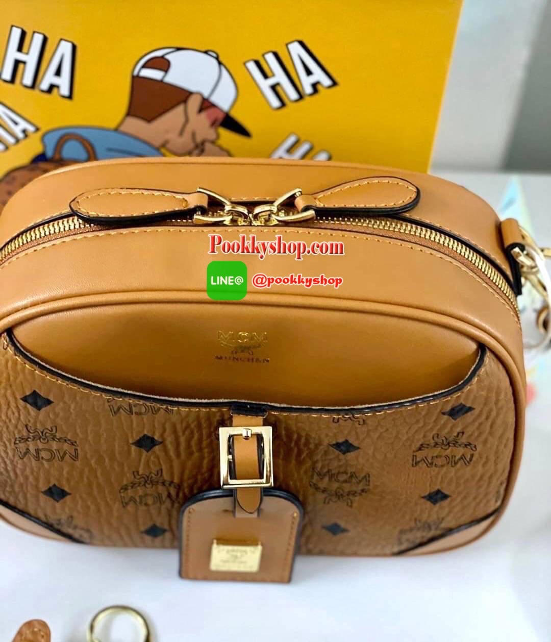 New !! MCM crossbody with box กระเป๋าสะพาย วัสดุหนังแกะแท้ ลายแบรนด์ทั้งใบ ภายในสามารถใส่มือถือได้ทุกรุ่น มีช่องเล็กให้ใส่ของจุกจิกด้านใน มาพร้อมสายสะพายถอดออกได้ ปรับระดับได้ค่ะ เป็นอีกรุ่นที่น่าใช้มากๆเลยทีเดียว ได้ไปรับรองไม่ผิดหวังเลยจร้า สินค้าพร้อมส