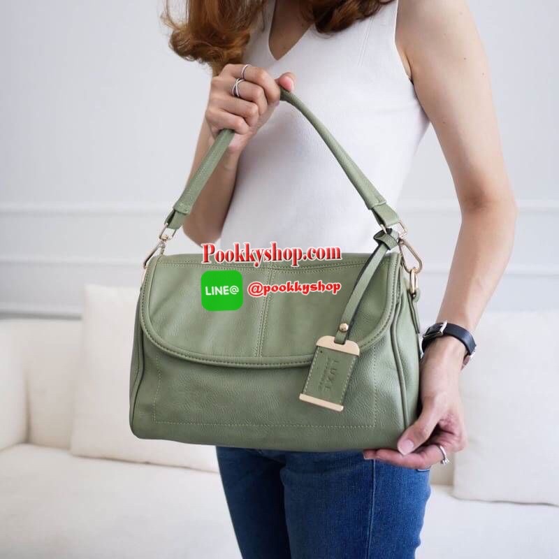 LUXE อีกหนึ่งรุ่นที่ขายดีมากๆ กับช่องการใช้งานที่รับรองว่าถูกใจค่ะ Regular city bag มาพร้อมสายสะพาย 2 เส้น สายสั้นบุนุ่มไหล่ สะพายแล้วไม่ปวด สายยาวปรับระดับได้ มาพร้อมช่องใช้งานที่จัดระเบียบของอย่างดี หนังเป็นทรงตั้งได้