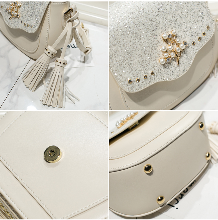 AXIXI กระเป๋าแฟชั่นสตรี รุ่น Tree Pearl สีขาว Off White กระเป๋าสะพายแฟชั่นทรง Saddle สุดน่ารัก เพิ่มความโดดเด่นให้กระเป๋าด้วย Daimond Dust สุดหรูหรา เพิ่มดีเทลให้กับกระเป๋าด้วยอุปกรณ์แต่งกระเป๋าลายต้นไม้สีทองประดับด้วยมุขดูสวยงาม ตัวกระเป๋าผลิตจากหนัง PU