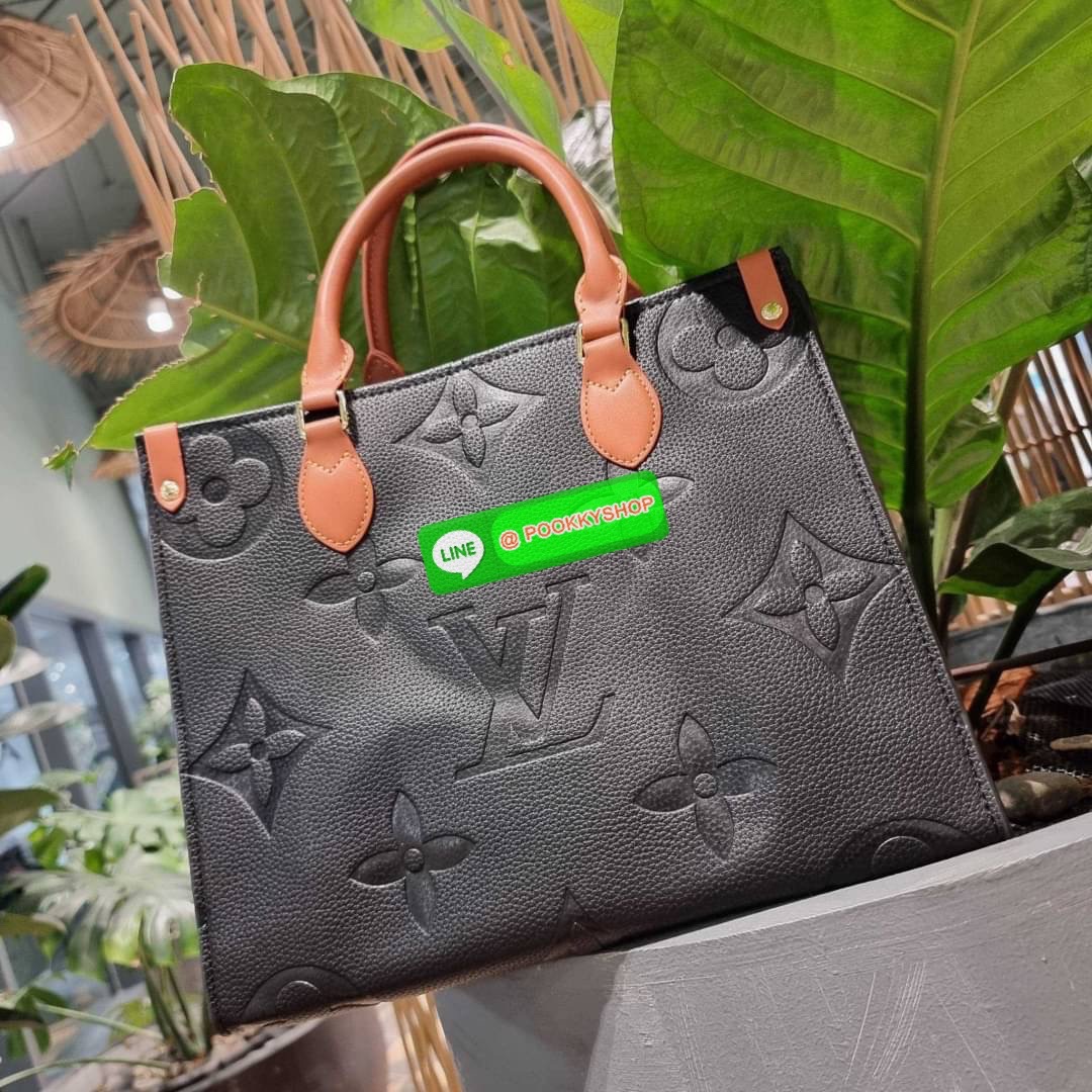 New arrival!! LV crossbody tote bag ดีไซน์สวยคม สมราคา ดูแพงไปอีก ด้วยดีเทลลายของหนัง crossgrain กระเป๋าทรงโท้ทจากเคาน์เตอร์ dutyfree คลาสสิค ผู้ดียืนหนึ่ง โทนสีใช้งานง่าย แมทช์ได้ทุกลุค มาพร้อมหูจับในตัว แบบหูหิ้ว และหูยาวสำหรับสะพายไหล่ เก๋มาก ชิคมาก ภา