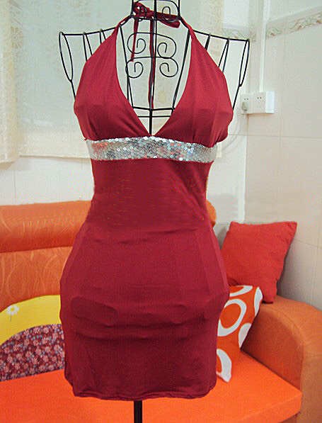 ชุดเดรส เดรสสั้นออกงาน ชุดเที่ยว เดรสคล้องคอสีดำ แต่งเลื่อมช่วงอก เปลือยหลังเก๋ไก๋ สวยแซ่บมากคะ