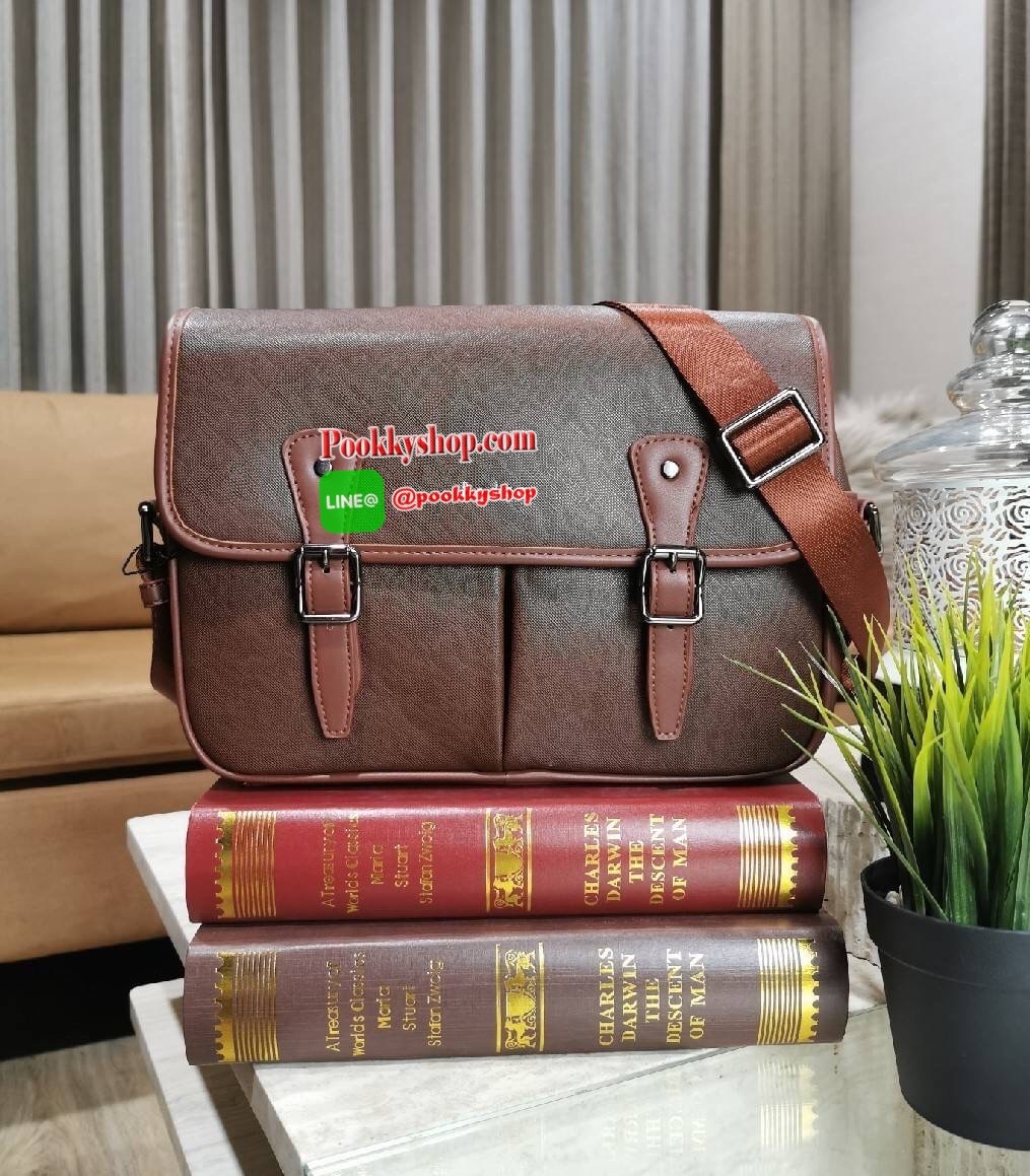 NEW ARRIVAL! PEDRO SAFFIANO MESSENGER BAG รุ่นใหม่ชนช็อปจาก Pedro แบรนด์ดังการันตรีคุณภาพด้วยเครือ Charles&Keith วัสดุหนัง Saffiano สวยหรูอยู่ทรงแข็งแรงไม่ย้วยเปิดปิดด้วยฝาปิดกระดุมแม่เหล็กพร้อมซิปด้านในสะดวกใช้ ด้านหน้าและด้านหลังยังมีช่องใส่ของ ขนาดกำลั