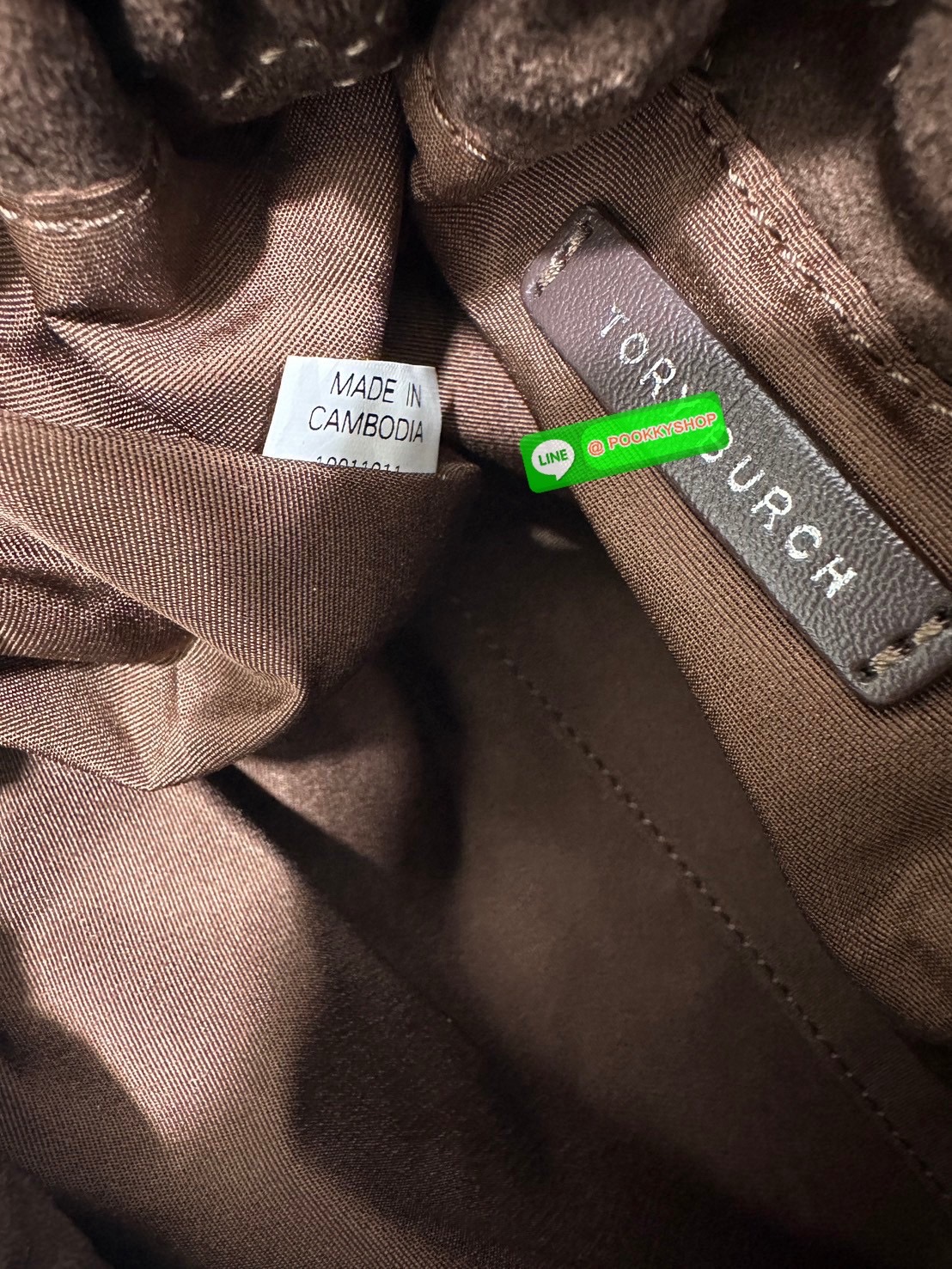 Tory Burch Fleming Drawstring Bag ผลิตจากหนังนิ่ม ตกแต่งด้วยลายไดมอนด์และสายโซ่