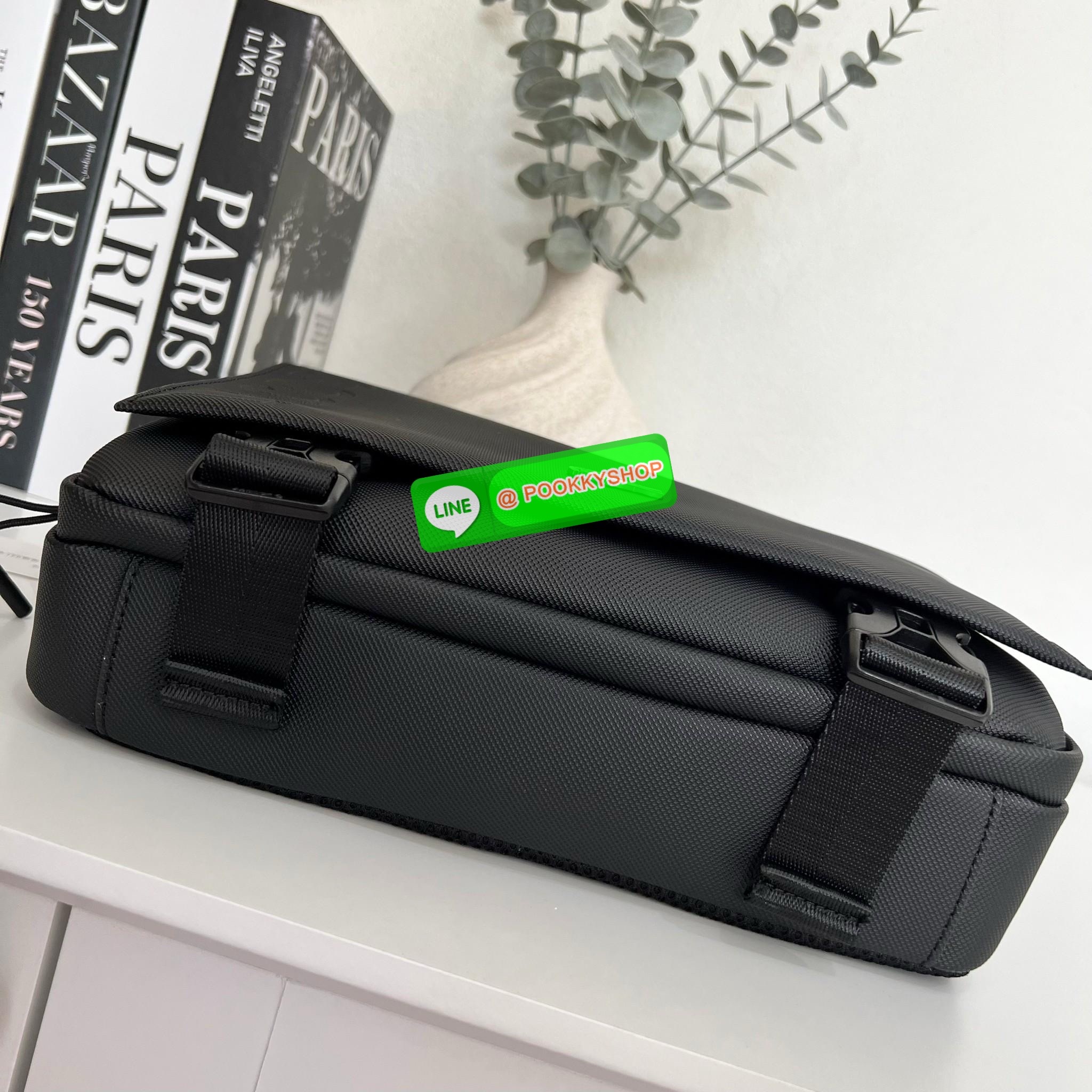 Men's L.12.12 Clipped Flap Adjustable Shoulder Strap Small Pouch วัสดุ PVC คุณภาพดีตามแบบฉบับแบรนด์ น้ำหนักเบา กันน้ำ ด้านหน้ามีโลโก้เหล็ก ฝาเปิดปิดด้วยคลิปล๊อค 2 ด้าน ช่องหลัก ด้านในมีช่องซิปพร้อมหัวซิปแบรนด์ ใส่กระเป๋าสตางค์ใบยาว ipad มือถือ ของจุก