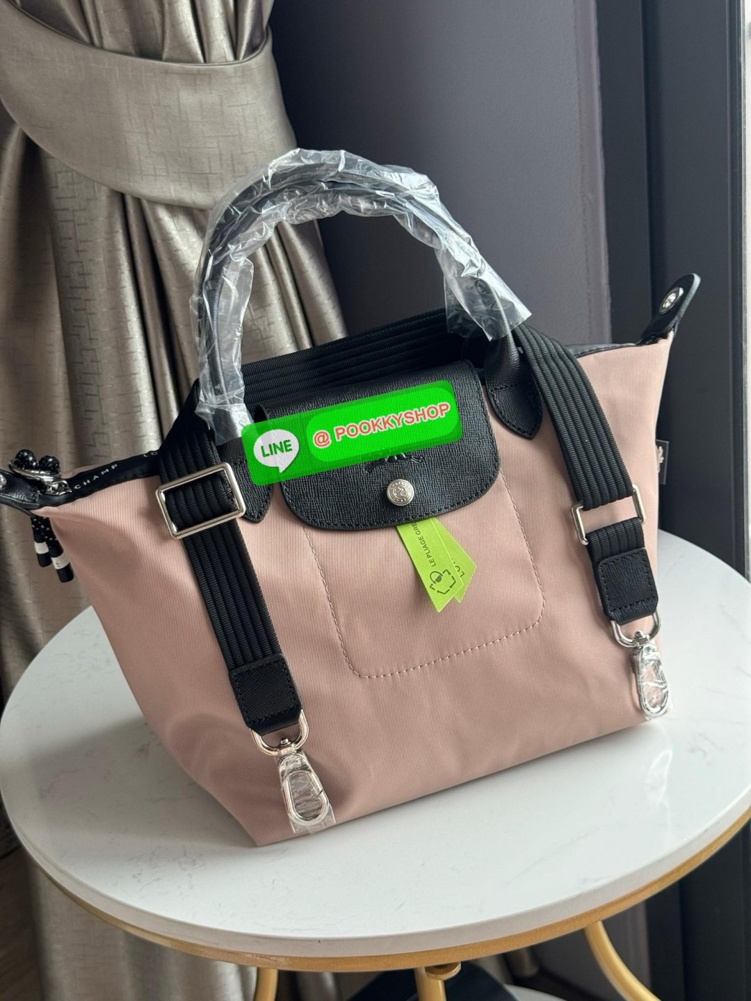 Longchamp LE PLIAGE ENERGY S HANDBAG LE PLIAGE รีไซเคิล ECONYLสไตล์สปอร์ต ทันสมัย และใช้งานได้จริง น้ําหนักเบา กระเป๋าใบนี้เป็นเครื่องประดับที่มีเสน่ห์ในอุดมคติที่จะติดตามคุณในทุกกิจกรรมยามเย็นของคุณ มาพร้อมกับสายสะพายไหล่ปรับได้ สามารถพกพาได้ ทั้งแบบถือแ