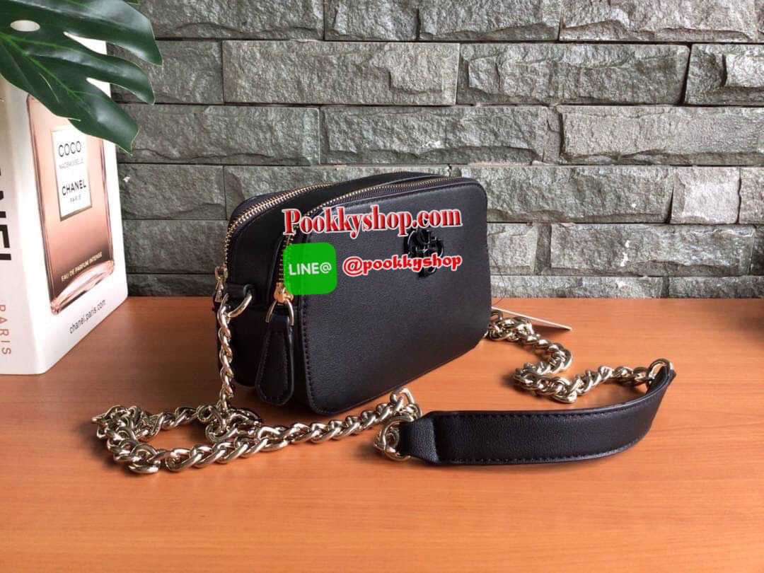 GUESS NOELLE CROSSBODY CAMERA BAG กระเป๋าสะพาย Crossbody รุ่นยอดนิยมหนังเรียบ และ หนังลาย Signature แบรนด์รอบใบ สวยอยู่ทรง ขนาดกำลังดี ด้านหน้ามีโลโก้แบรนด์ เปิดปิดด้วยซิปสะดวกใช้ แบ่งเป็น 2 ช่องซิป ภายในมีโลโก้ซับในลายแบรนด์ ภายในแยกเป็นสัดส่วนใช้งาน ใส่