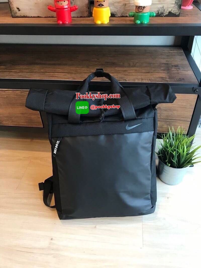 Nike Radiate Backpack เป้สะพายหลังที่โดดเด่นด้วยดีไซน์ส่วนใส่ของด้านบน และช่องกระเป๋ามากมายเพื่อให้เก็บของได้ไม่ตกหล่น วัสดุโพลีเอสเตอร์ 100% มีเปิดปิดถึง2ชั้น มีช่องใส่แล็ปท็อปช่วยปกป้องอุปกรณ์ของคุณ พร้อมกระเป๋าด้านหน้าที่เจาะรูด้วยเลเซอร์เพื่อเป็นช่องเ