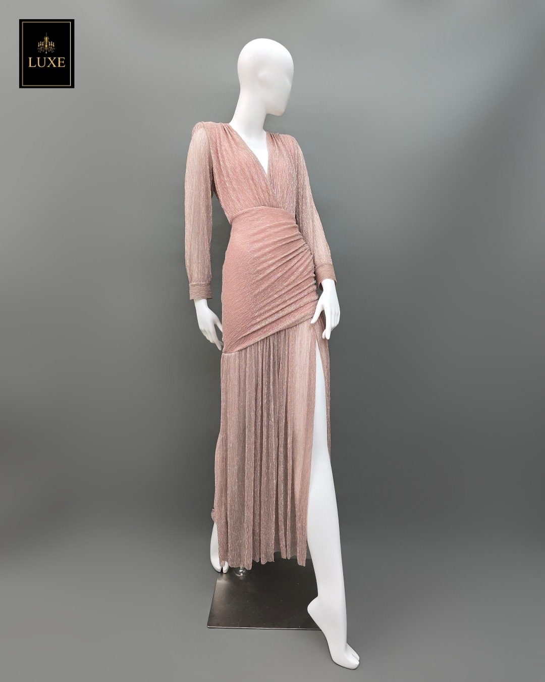 เดรสแฟชั่น แม็กซี่เดรสเสื้อคอวีป้าย แขนยาวเสริมไหล่ กระโปรงจับเดรปย่นเข้ารูปตรงสะโพก