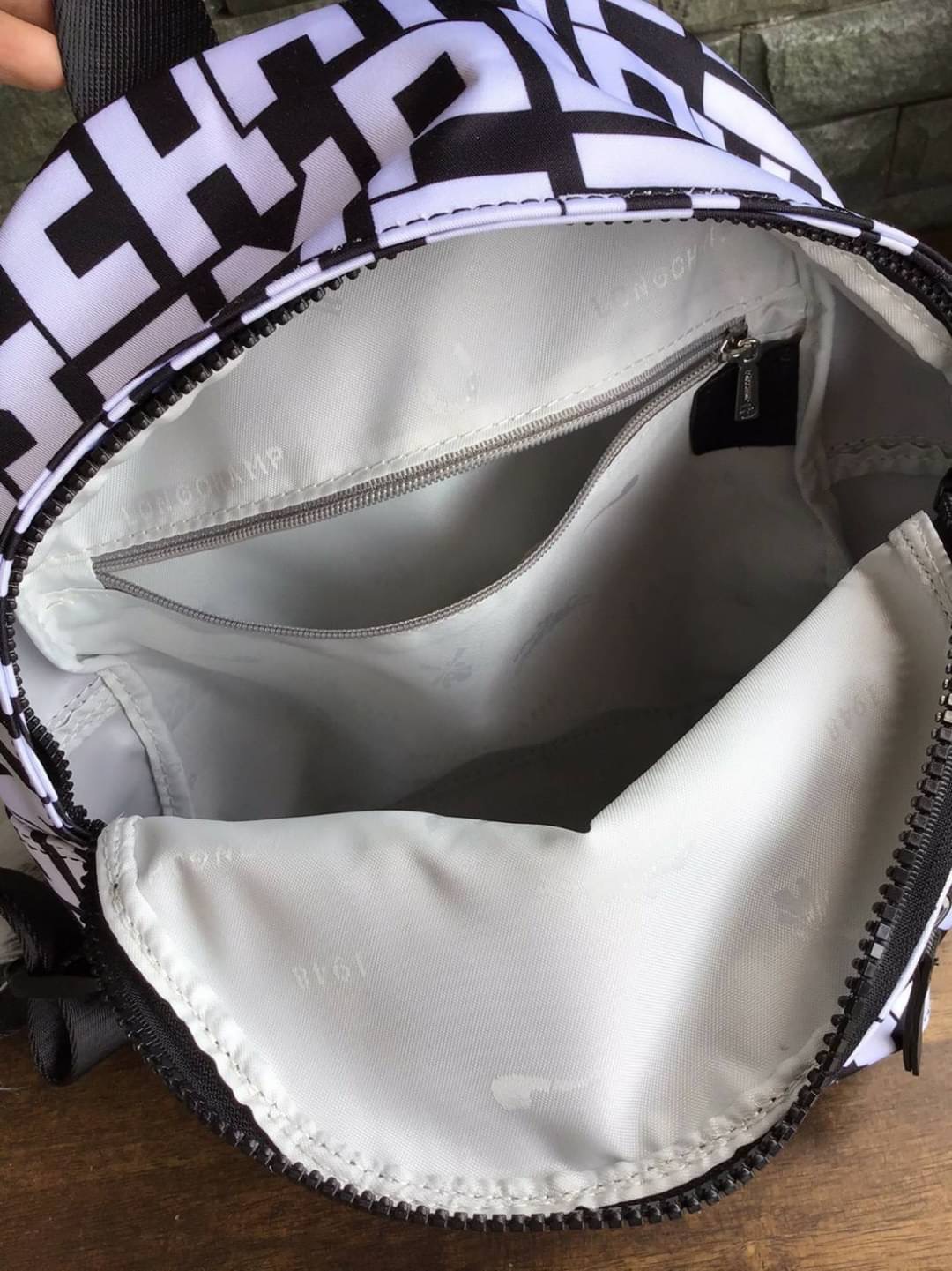 LONGCHAMP LE PLIAGE LGP BACKPACK รายละเอียด • วัสดุ: ผ้าใบ • อะไหล่: นิกเกิล • ตัวกระเป๋า: ผ้าใบโพลีอะไมด์เคลือบด้านใน • ตกแต่ง: หนังวัว รายละเอียดภายนอก • การปิด: ด้วยซิป • สายสะพาย: เลื่อนปรับระดับได้ • ช่อง: 1 ช่องซิป ภายใน • ช่องใส่ของ: 1 ช่อง ช่องด้า