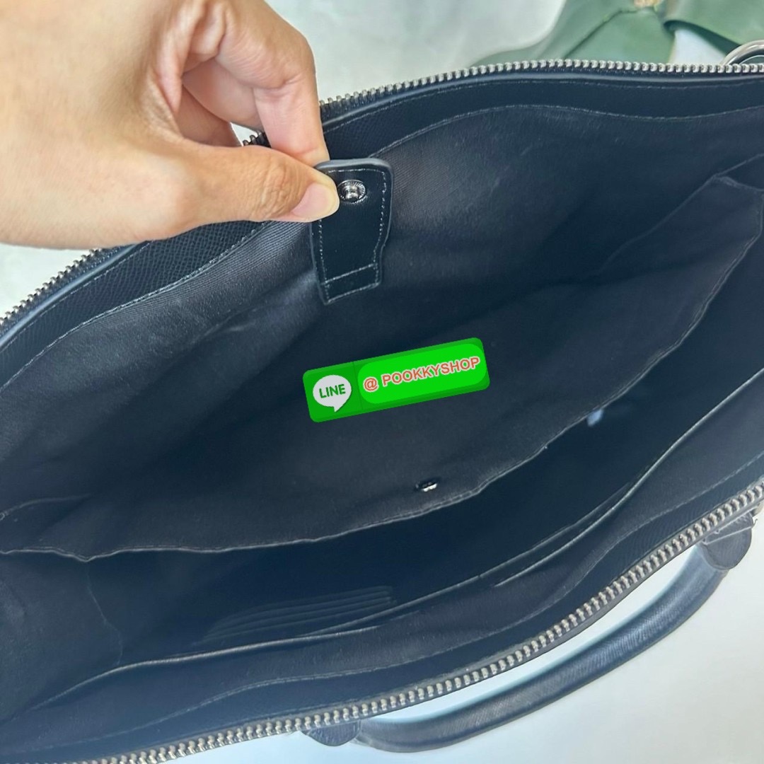 COACH GRAHAM ZIP BRIEF (CE439) 🔖กระเป๋าใส่โน๊ตบุ๊คใส่เอกสารใบใหญ่ 🔖วัสดุ:หนังแท้ทั้งใบ 🔖เปิดปิดด้วยซิป ภายในกว้าง มีช่องย่อยใส่ของจุกจิก ช่องใส่บัตร ใส่เอกสารและของสำคัญได้เยอะ 🔖สายสะพายสามารถถอดออกและปรับระดับได้คะ