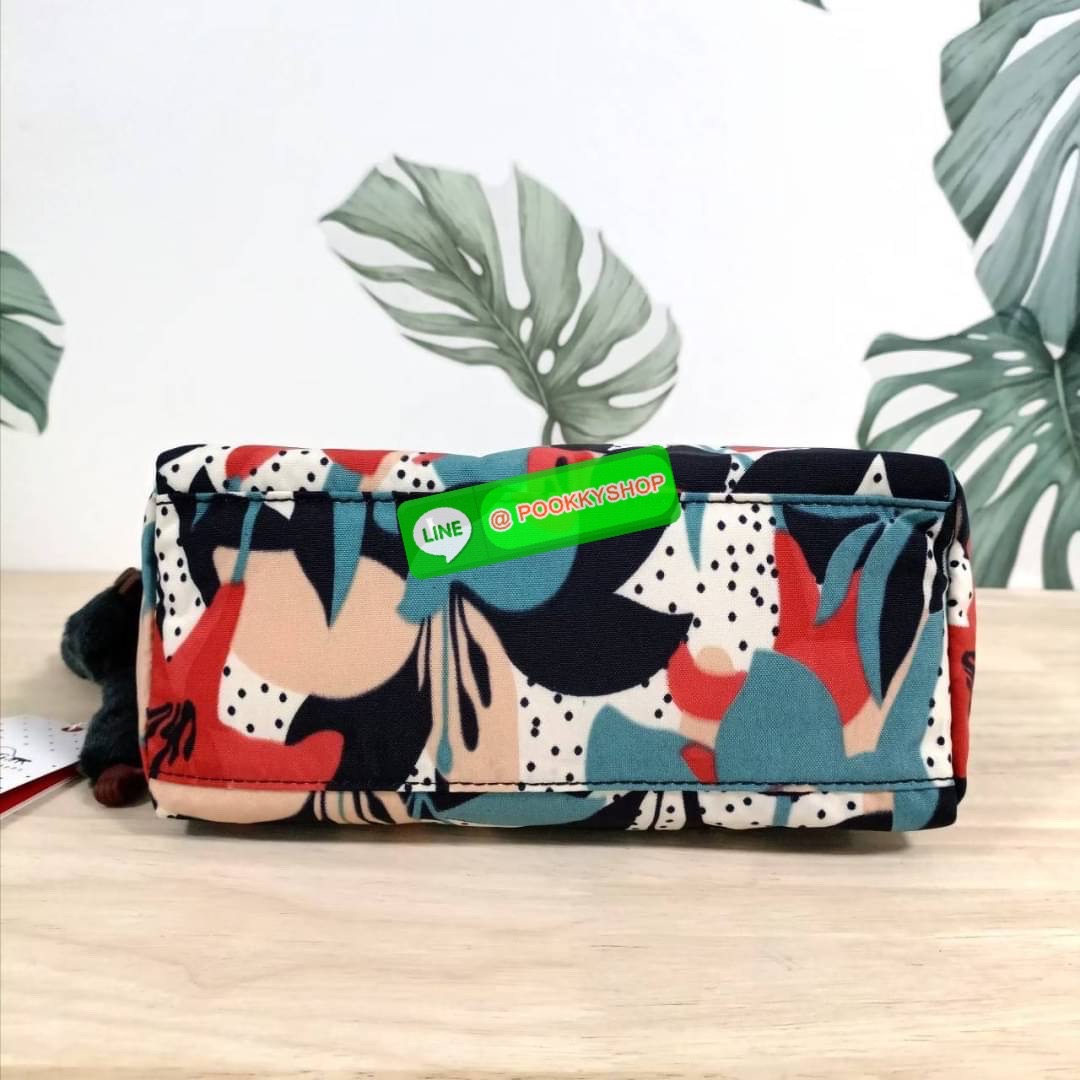 KIPLING Mini Crossbodybag กระเป๋าสะพายข้างขนาดกะทัดรัด ผลิตจากวัสดุ Nylon + ซับใน Polyester100% มีช่องใช้งานแยกย่อยมากถึง 4 ช่อง -ด้านหน้ามีช่องซิป 2 ช่อง -ช่องหลักโล่ง กว้าง จุของใช้ได้เยอะ -ด้านหลังมีช่องซิปอีก 1 ช่อง มาพร้อมพวงกุญเเจลิง สายสะพายยาวสมาร