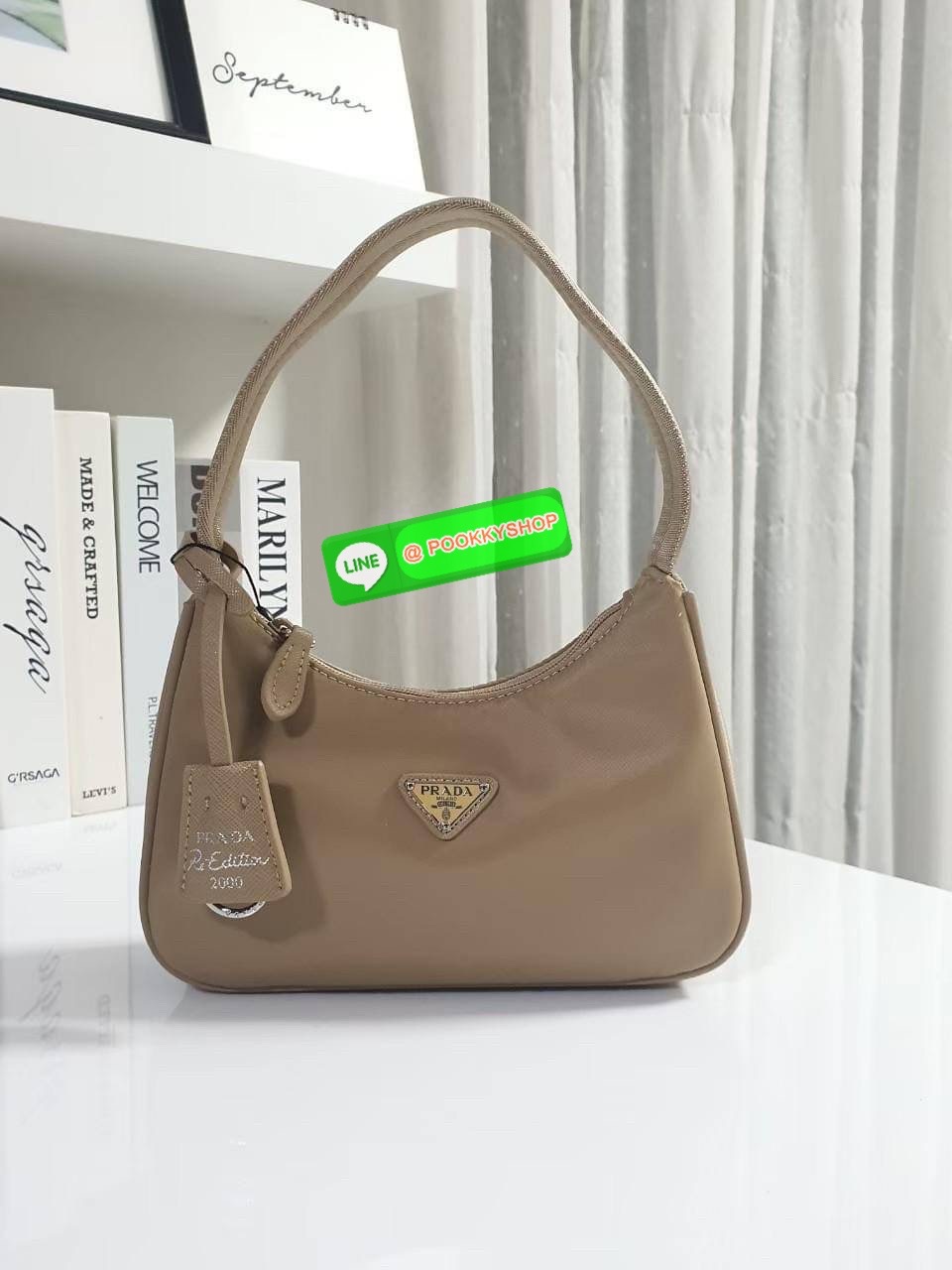 รุ่นใหม่แนะนำ!! รุ่นขายดีในตำนานค่ะ กับงานพรีเมี่ยมกิ้ฟท์ PRADA NYLON HANDBAGS ขนาดกะทัดรัด #อะไหล่เงิน วัสดุทำจากผ้าNylon อย่างหนา อยู่ทรง กันน้ำได้ หายห่วงคะ ด้านหน้ามีโลโก้แบรนด์ เปิดปิดด้วยซิป มาพร้อมสายผ้า ไม่สามารถถอดได้ ภายในบุผ้าลายPrada และป้ายโล