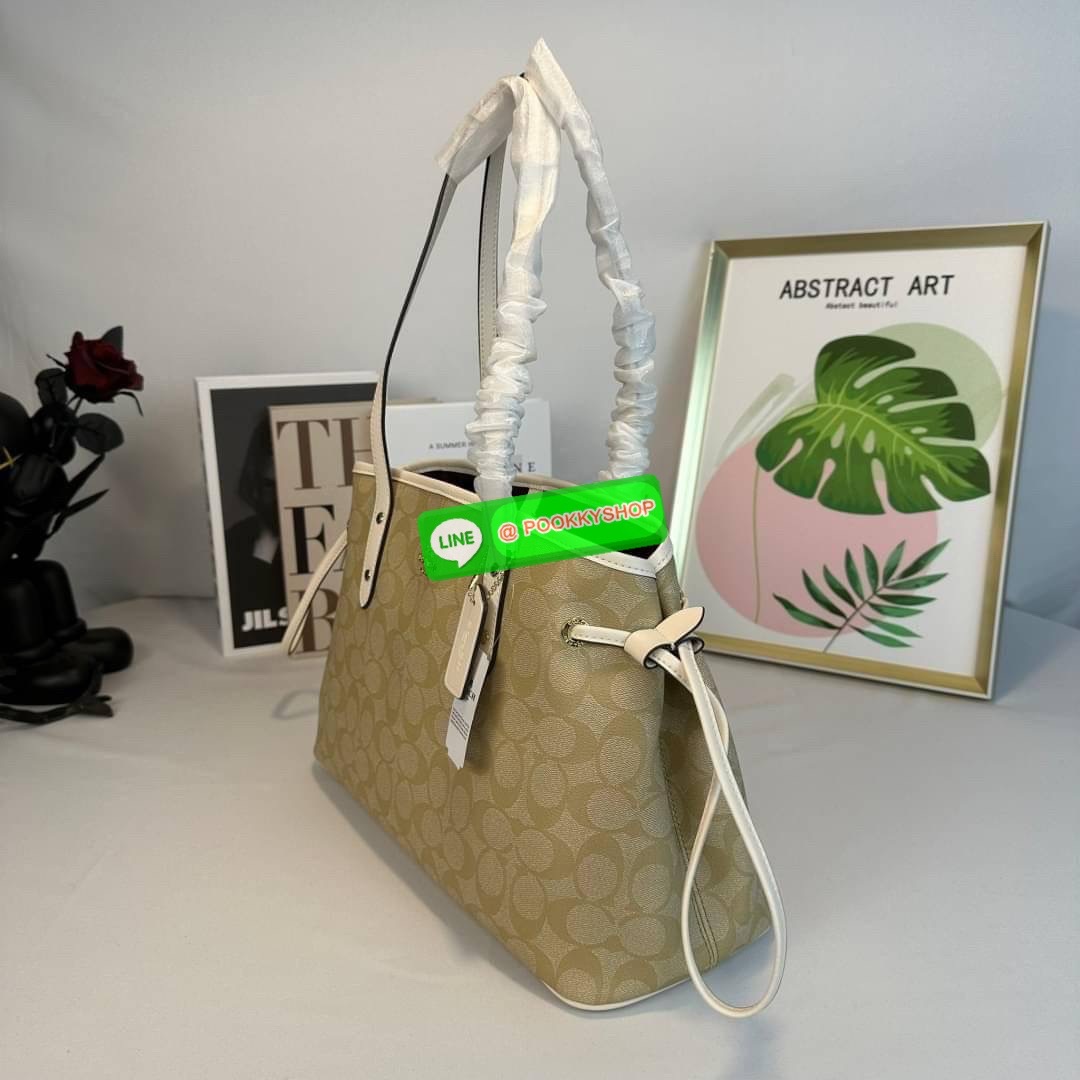 กระเป๋าสะพายไหล่ CCOACH DRAWSTRING CARRYALL IN SIGNATURE COATED CANVAS ( COACH F57842 ) กระเป๋าถือหนังเคลือบลายเซ็น ด้านในมีซิป ใส่โทรศัพท์ และมัลติฟังก์ชั่น กระเป๋า ช่องซิปกลาง Dogleash คลิปปิด ซับในผ้า