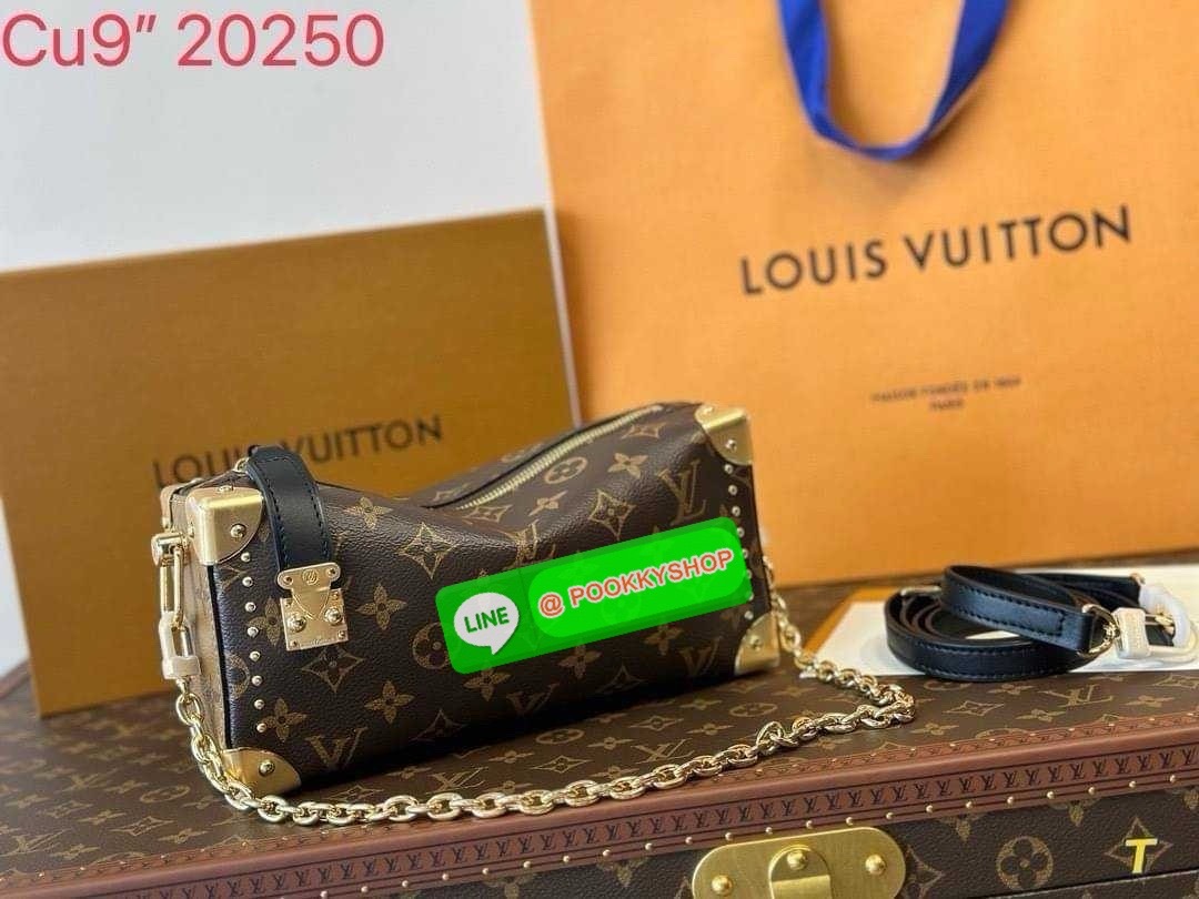 LV Slim Trunk Monogram Canvas Bag กระเป๋าสะพายทรงสลิม สุดยอดไอโคนิค ทรงสวย สวยมีเสน่ห์ แต่งหมุดเพิ่มร็อคแอนด์โรลด์ตามสไตส์แบรนด์ โดดเด่นด้วยหมุดเข้ามุม คล้องแขนคล้องไหล่เก๋ๆ หรือสะพายข้างชิคๆ พร้อมตอบรับได้ทุกลุค ทุกสไตล์ไปเลยจ้า