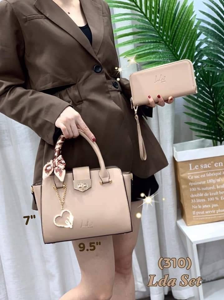 พร้อมส่ง งานเซต รุ่นขายดี New คอลเล็คชั่น LDA Set !! 2 ใบ สุดคุ้ม พร้อมส่ง กระเป๋าแบรนด์ LDA ของแท้100% รุ่นใหม่ล่าสุด งานสวยมาก มาพร้อมกระเป๋าสตางค์ ใบยาว ด้านหน้ากระเป๋าปั้มแบรนด์ ห้อยพวงกุญแจLDA แบบสวยเก๋ หนังเรียบหรูดูแพงค่ะ สีสวยละมุนทุกสี ขนาดกำลังพ