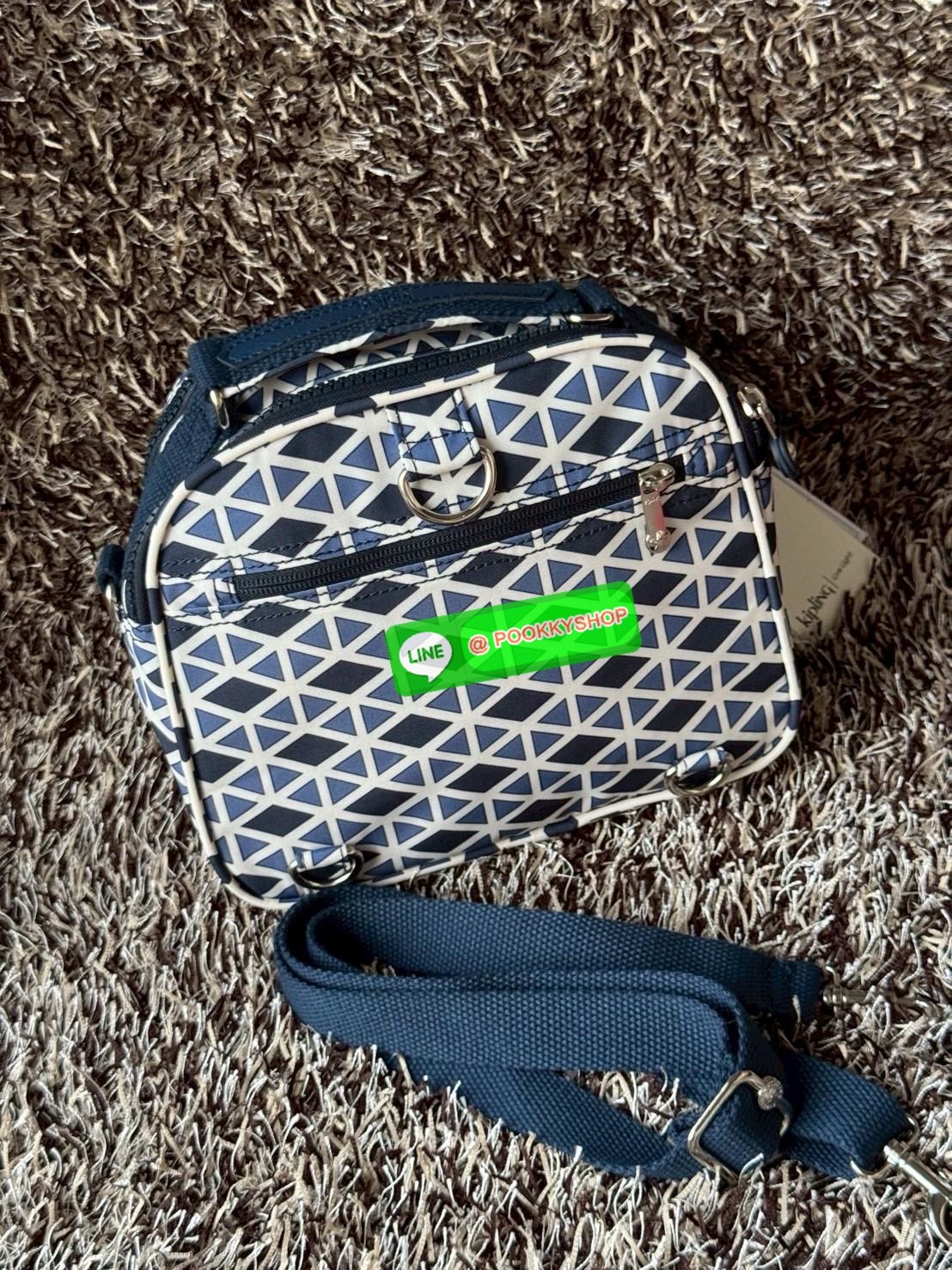 Kipling Candy 3 Ways กระเป๋าสไตล์มินิมอลล์ น้ำหนักเบาทำหลายสไตล์ ทั้งในแบบถือ สะพายพาดลำตัว หรือจะเป็นเป้ขนาดเล็กก็ได้ มีช่องซิปจัดระเบียบสิ่งของหลายช่อง ใส่สิ่งของจำเป็นได้ครบครัน