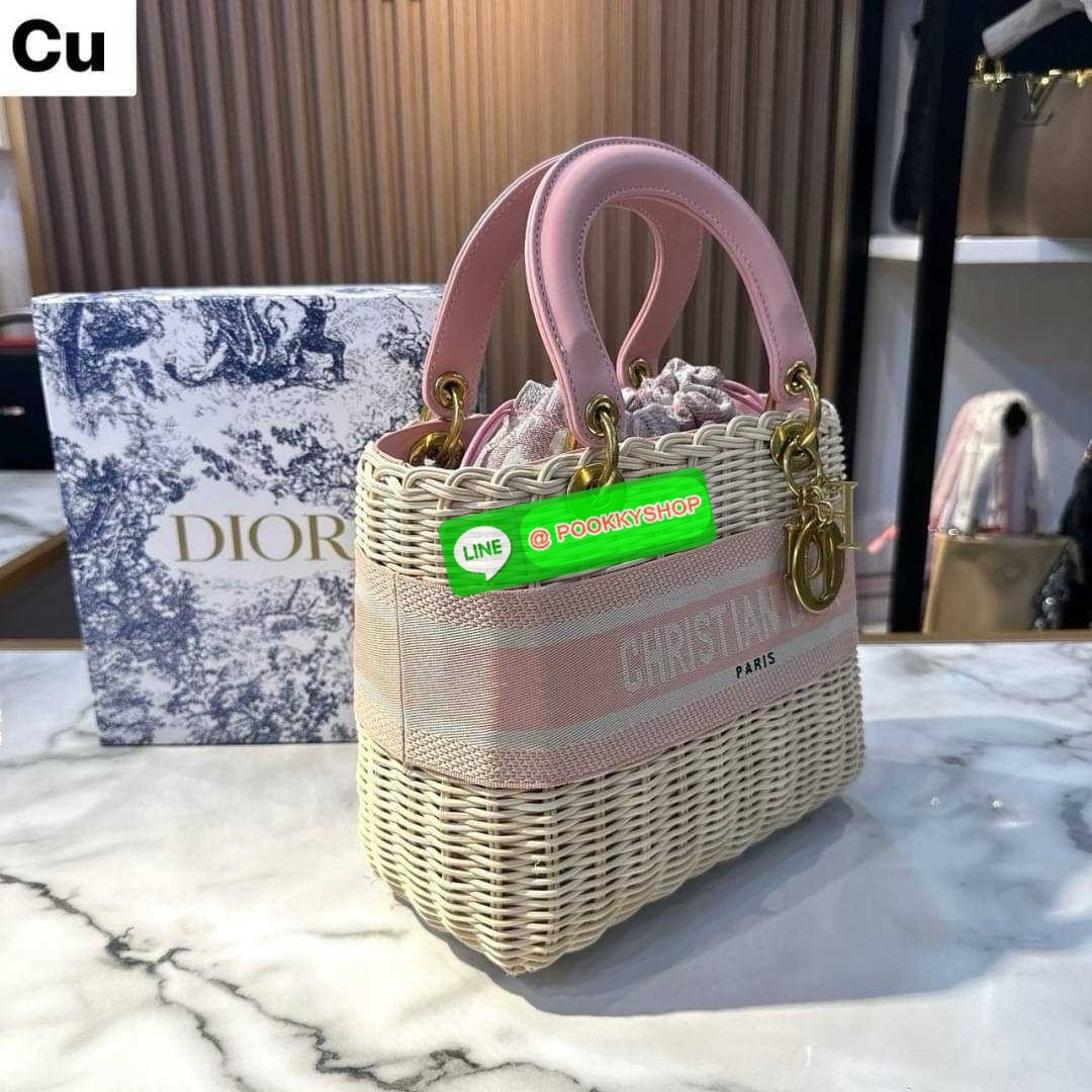 DIOR Lady Natural Wicker Bag กระเป๋าสะพายงานสาน พร้อมผ้าผูกด้านในสวยงามทรงเสน่ห์ จะถือหรือสะพายข้างด้วยสายสปอร์ตก็สวยเลิศ โดดเด่นกว่าใคร งานสวยเกินราคา คุ้มที่สุดในย่านนี้บอกเลย!!