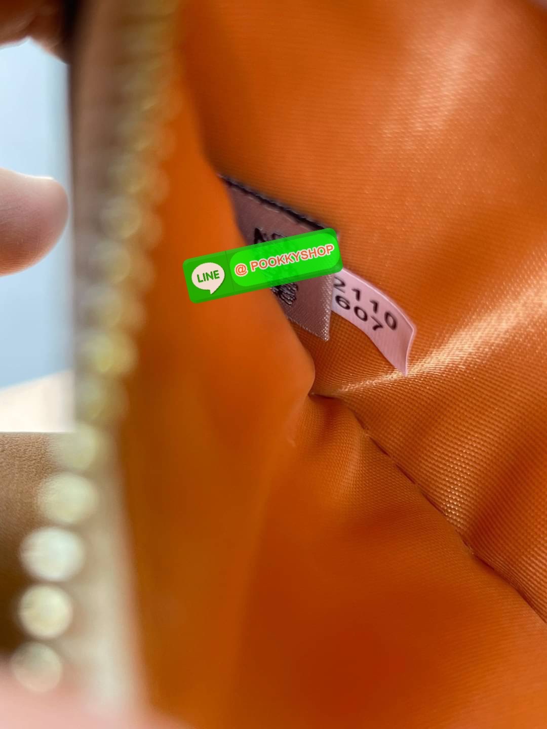 COACH TECH WALLET IN SIGNATURE CANVAS อีกหนึ่ง collection ของกระเป๋าสตางค์ที่ดีไซน์ทันสมัยให้ใช้งานได้แบบครบครัน เป็นกระเป๋าสตางค์ ที่มีช่องสำหรับใส่โทรศัพท์มือถือ ธนบัตร เหรียญ และบัตรต่าง ๆ ใช้งานแบบ2ด้าน เพิ่มความสะดวกสบายด้วยสายคล้องมือ ช่วยให้พกไปไหน