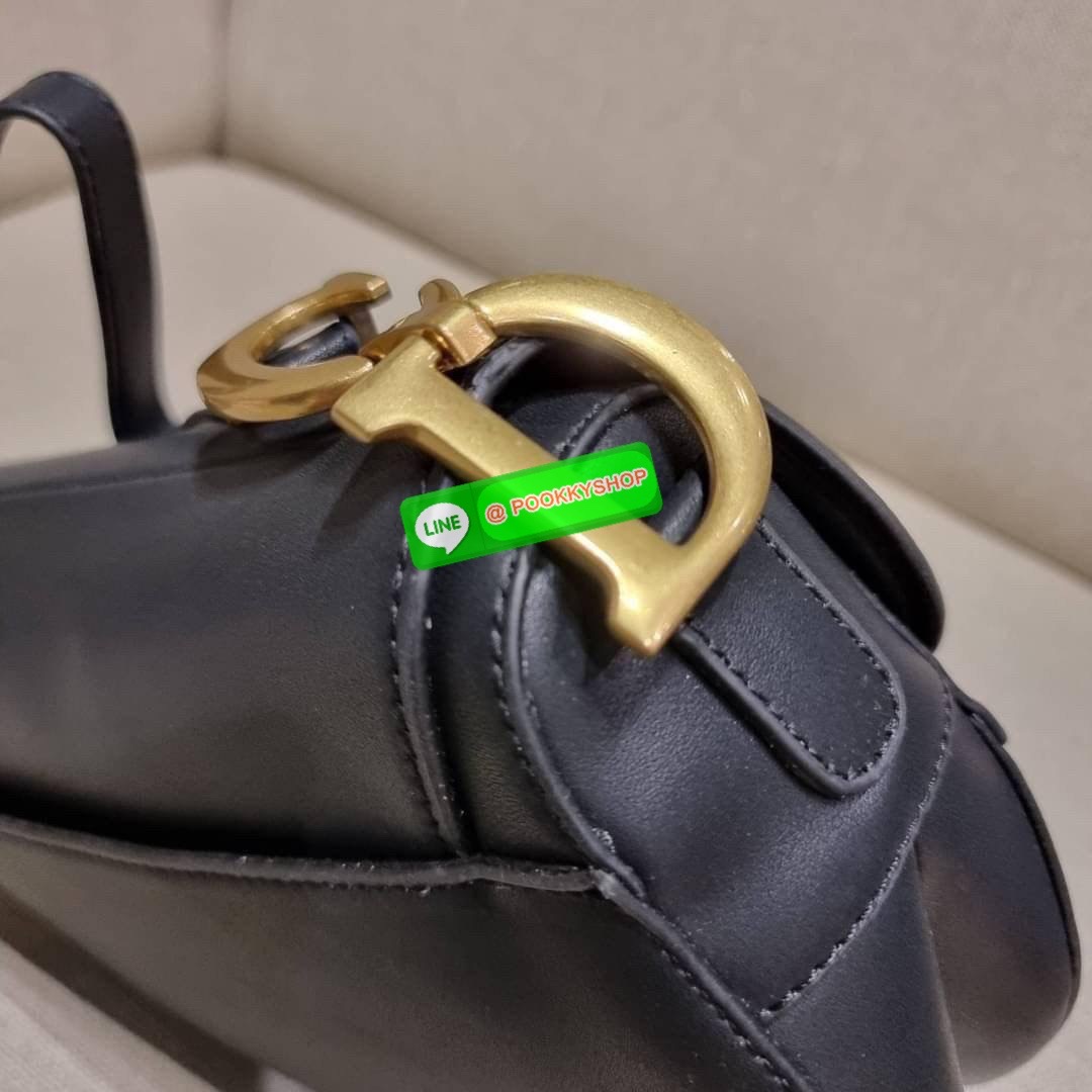 CD SADDLE BAG CALFSKIN กระเป๋าสะพายข้างพรีเมี่ยมกิ๊ฟ ทรงสวยไม่ซ้ำใคร กิมมิคในตัว ดูแพง ไซส์ใหญ่ ดีไซน์ย้อนยุค เป็นเอกลักษณ์สวยทุกแบบ เปิด-ปิดด้วยกระดุมแม่เหล็กซ่อน ใช้งานง่ายมากๆ ภายในเป็นช่องโล่ง มีช่องซิป วัสดุหนังลูกวัวฟอกสี ใส่ของสำคัญได้เลย หมดห่วง ม