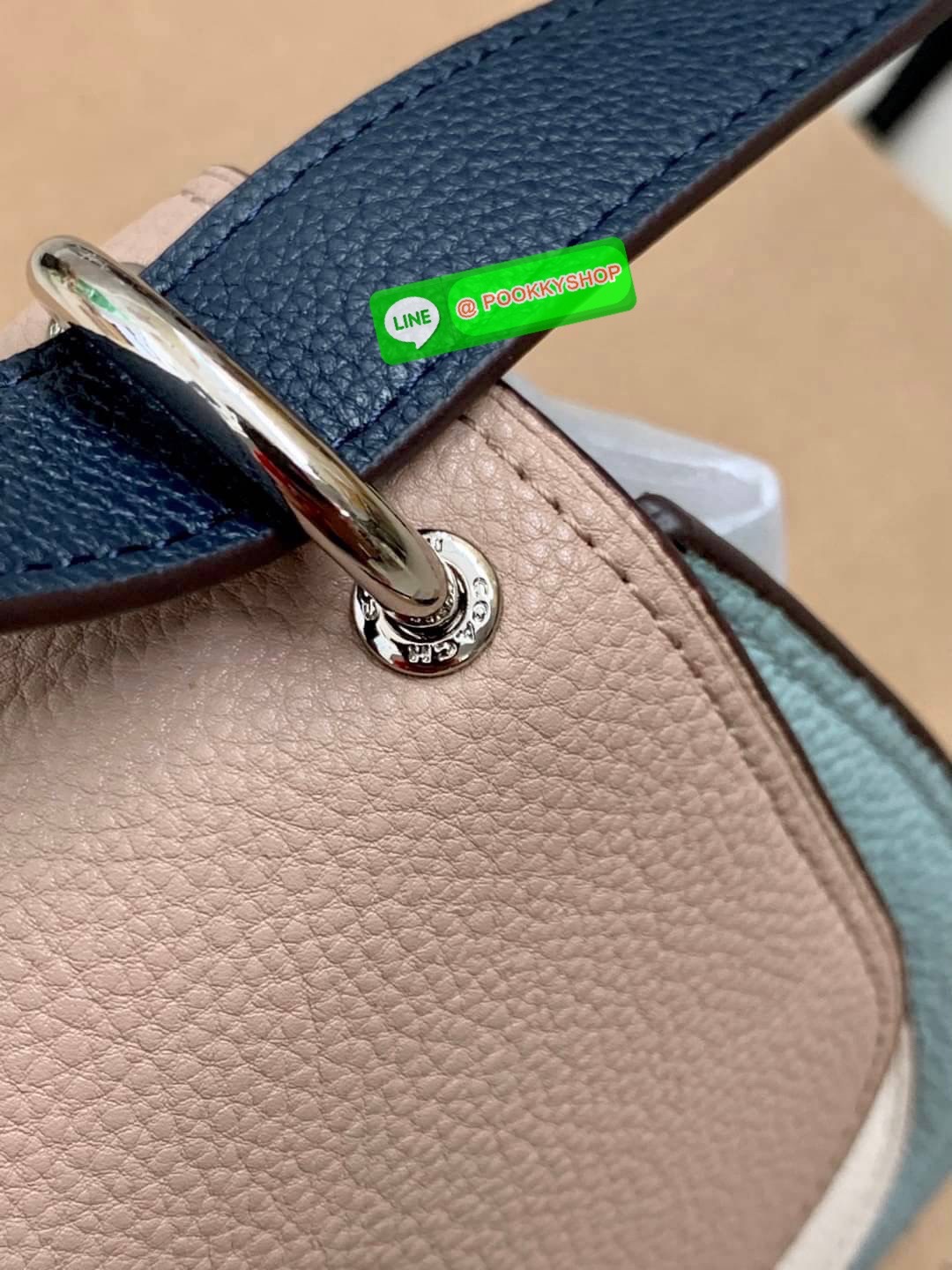 COACH REMI SADDLE BAG IN COLORBLOCK ((1330)) พร้อมส่งที่ไทยอีกครั้ง! กระเป๋าสะพายข้าง//ครอสบอดี้ร์//หรือทบเป็นสายคู่สะพายไหล่ได้ค่ะ แล้วแต่ชอบเลยค่ะ! วัสดุหนังแท้ ลายหนังสวยมากๆค่ะรุ่นนี้ หลงรักแน่นอน💋 🎀ด้านหน้ามีอะไหล่โลโก้ตัวC มีพู่ห้อยน