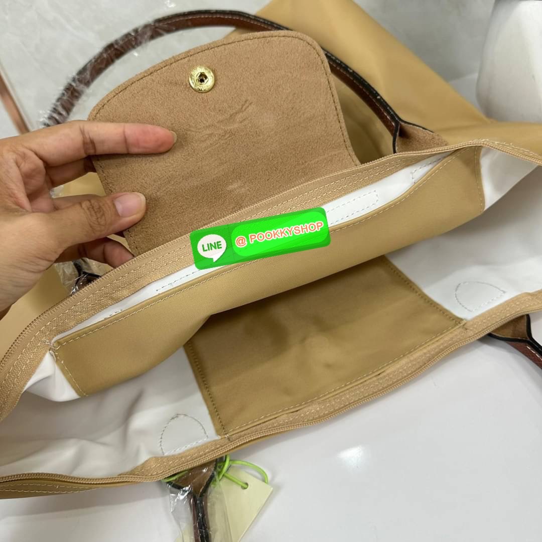 LONHGCHAMP LE PLIAGE ORIGINAL L TOTE BAG 🔖กระเป๋าสะพายไหล่ Le pliage ใบใหญ่ เรียบง่ายจุของได้เยอะ สามารถเก็บเอกสารหรือแล็ปท็อปได้คะ 🔖วัสดุ:ไนลอนเคลือบ 🔖เปิด-ปิดด้วยซิป ภายในกว้าง มีช่องลับแยกคะ 🔖สามารถพับเก็บได้พกพาสะดวกคะ