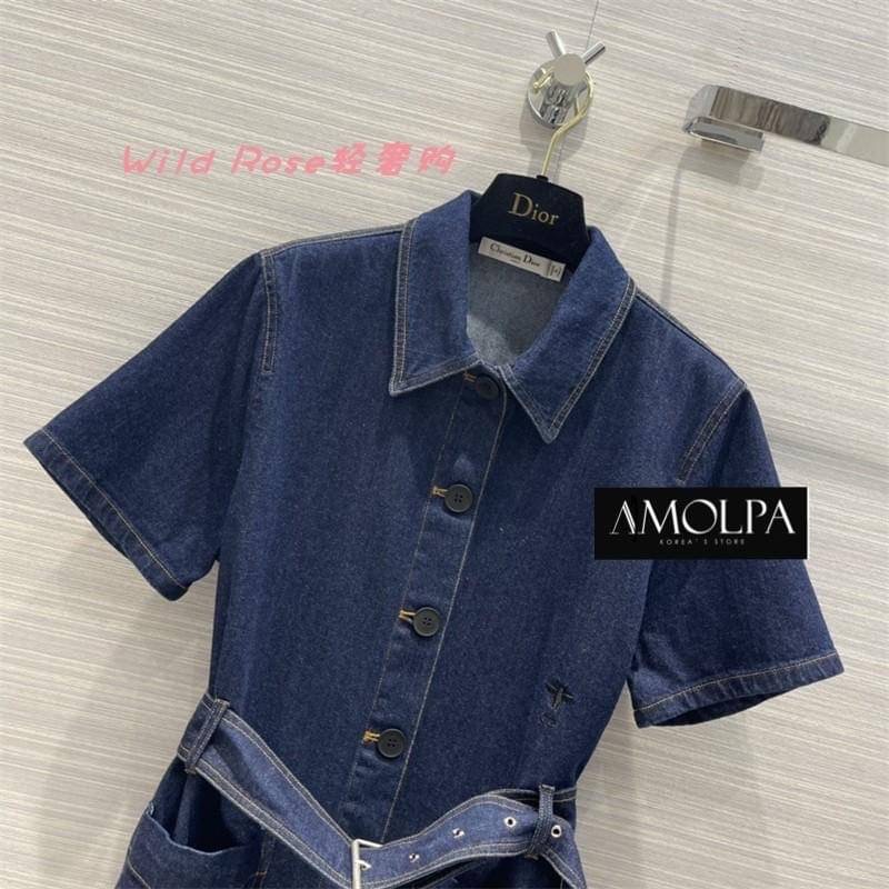 SET TOP+SKIRT CHRISTIAN DIOR DENIM มาให้ช๊อปทั้งเสื้อและกระโปรง สำหรับแบรนด์ CHRISTIAN DIOR คอลเลคชั่นใหม่ งานผ้ายีนส์คุ้มค่าต่อการครอบครองมากกกก สุดคุ้ม ตัวเสื้อเป็นเสื้อคอปกกระดุมหน้า มาพร้อมเข็มขัดยีนส์ หลังปลายเสื้อทออักษร CHRISTIAN DIOR มาพร้อมกระโปร