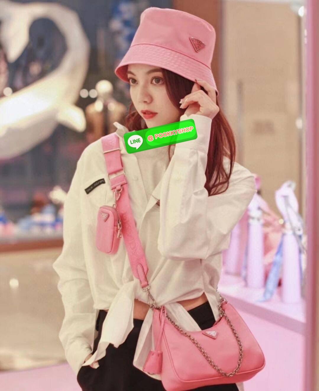 PRADA RE-EDITION 2005 RE-NYLON SHOULDER BAG ไอเท็มสุดปัง ที่ฮิตตลอดกาลไม่ว่าจะปีไหนๆ จัดให้ครบทั้งสีขายดีและสีใหม่ล่าสุด ที่สายคุณหนูห้ามพลาด!! กับกระเป๋าสะพายทรงคลาสสิค เหมาะเป็น everyday bag มากๆ วัสดุผ้าไนล่อนคุณภาพ พร้อมใบลูก ไว้ใส่เหรียญ ใส่กุญแจได้ส