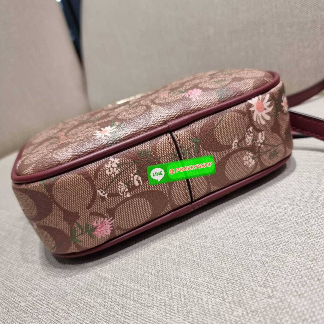 COACH CA719 MINI JAMIE CAMERA BAG IN SIGNATURE CANVAS WITH WILDFLOWER PRINT กระเป๋าสะพายข้าง สวยอยู่ทรง รอบนี้มาในไซน์มินิ ขนาดกำลังดี ดีไซน์น่ารักน่าใช้ ด้วยลายพริ้นท์คละรอบใบ วัสดุหนังแคนวาสเคลือบลาย เปิด-ปิดด้วยซิป ใช้งานสะดวก ภายในเป็นช่องโล่ง พกพาของ