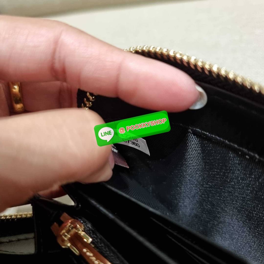 COACH C7360 LONG ZIP AROUND WALLET IN SIGNATURE LEATHER พร้อมเสิร์ฟความเลิศหรู ไม่ต้องรอพรีฯ ใหม่ล่าสุด กระเป๋าสตางค์ใบยาวกึ่งคล้องมือ สีคลาสสิค ขายดี ถือใช้คือขับผิวสุด!! วัสดุหนังแท้ปั๊มลายนูนสวยคม มาพร้อมสายคล้องมือ ถอดออกได้ ภายในใส่บัตรได้เยอะ มีช่อง