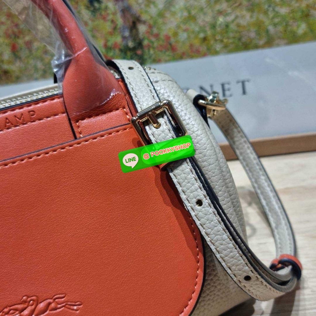 Longchamp le pliage xtra XS leather crossbody bag 🔆 Details มาใหม่! กับกระเป๋าถือ/สะพายรุ่นยอดฮิต ที่มาในดีไซน์ทูโทน โดดเด่นมีกิมมิค น่ารักน่าใช้สุดๆ รูปทรง cylinder ใช้งานง่าย ฝากระเป๋ามีช่องเล็กๆให้ได้ใส่บัตร ใส่ธนบัตรแบบหยิบจับง่ายๆ ช่องหลักเป็