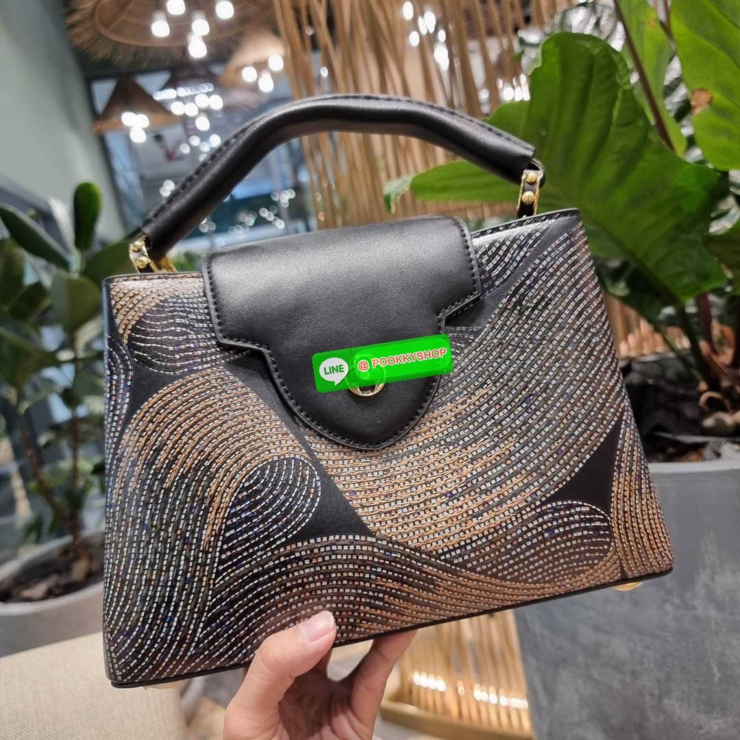 NEW IN!! LV capucines top handle วีไอพีพรีเมี่ยมกิ๊ฟจากเคาน์เตอร์ ที่สุดของความสวยในราคาเบาๆ กระเป๋าถือสุดหรู ดีไซน์ทรงคลาสสิค พร้อมลวดลายหรูหรา มาพร้อมหูจับในตัว ด้วยรูปทรงวินเทจและวัสดุหนังแท้ ขับผิว ทำให้ไอเท็มนี้สะกดทุกสายตาจริงๆ และยังมีลูกเล่นที่ฝาป