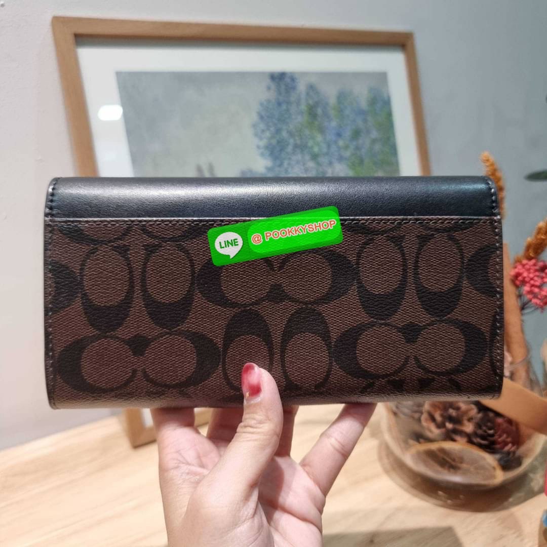 COACH F54022 SLIM ENVELOPE WALLET IN SIGNATURE กลับมาแล้วจ้า!! กระเป๋าสตางค์รุ่นขายดี 🔥 ทรงจดหมายรุ่นฝาพับ สวยคุณหนู หรูเกินราคา วัสดุหนังแคนวาสเคลือบลาย ภายในใส่มือถือได้ ใส่บัตรได้ มีช่องซิปแยกแบ่งเป็นสัดส่วน รุ่นนี้ใช้ยังไงก็ไม่มีเบื่อ สวยคลาสส