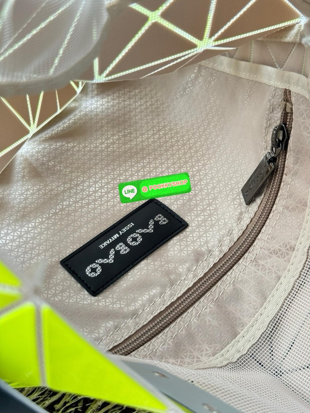 Baobao Issey Miyake 6x6 กระเป๋า Tote รุ่นนี้ถือว่าเป็นกระเป๋า Tote ไซส์กลางที่เหมาะกับการพกพาสิ่งของที่จำเป็นในทุก ๆ วัน มาพร้อมสายที่สามารถปรับได้ทั้งสองสาย และมีช่องใส่ของช่องเล็กด้านใน 1 ช่อง จุของได้เยอะแถมยังทนทาน ใช้เป็น Everyday Bag ได้เลยคะ พกพาสะ