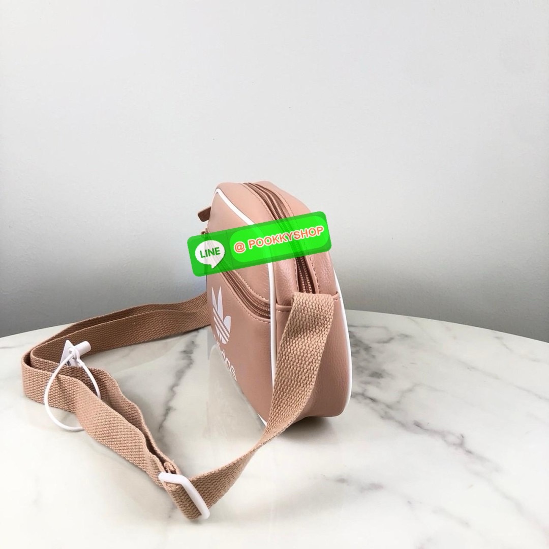กระเป๋าสะพาย adidas ด้านหน้ามีช่องซิป 1 ช่อง ด้านบนเปิด - ปิดกระเป๋าด้วยซิป ด้านในโล่ง สายสะพาย สามารถปรับได้ Free Size ค่ะ