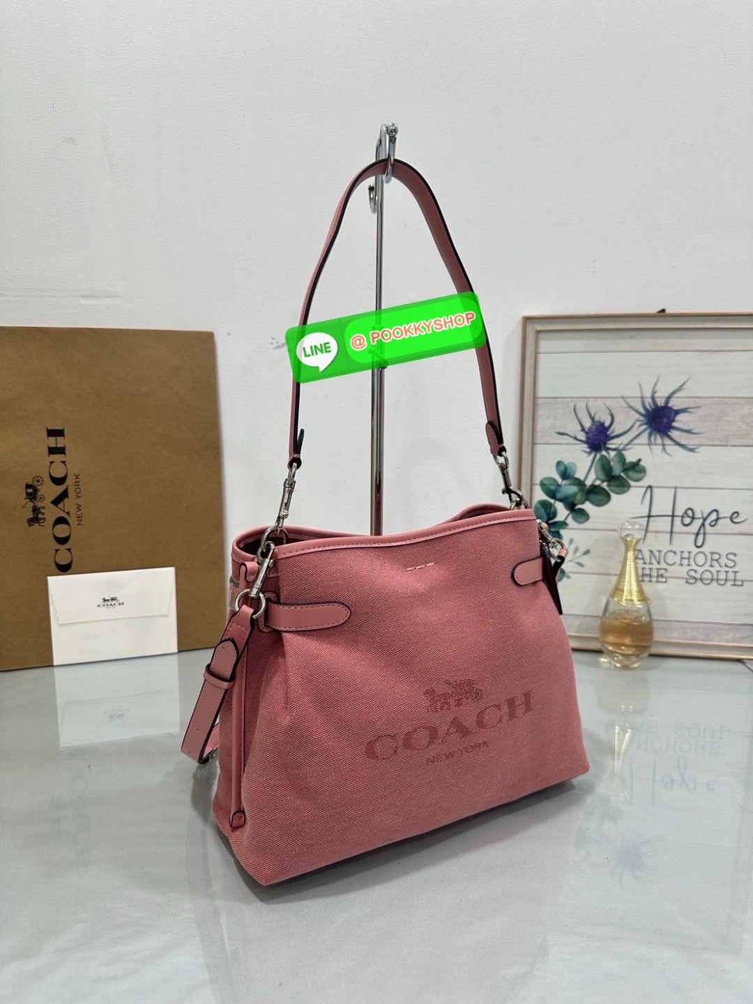 🔆 Model COACH CH190 HANNA SHOULDER BAG WITH COACH 🔆 Details น้องใหม่ เรียบหรู ดูแพง กับกระเป๋าสะพายไหล่ทรงสวย โทนสีคลาสสิค ดีไซน์ตกแต่งสายคาดจับจีบข้างกระเป๋าเพิ่มดีเทล มาพร้อมหูจับถอดแยกได้ สะพายเดี่ยวได้ และสายสะพายข้างสะพายแบบเก๋ๆ ปากกร