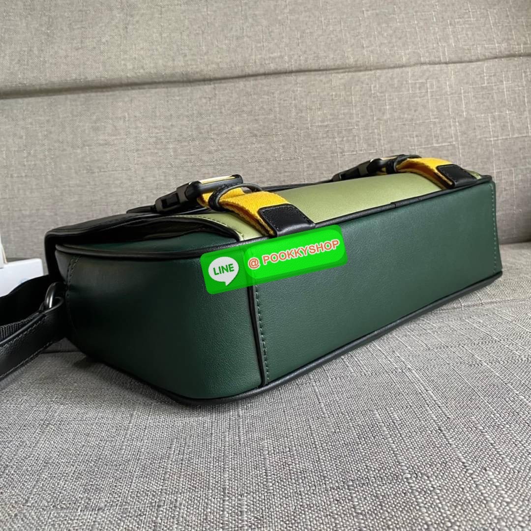 COACH TRACK CROSSBODY IN COLORBLOCK SIGNATURE CANVAS WITH COACH PATCH (C6657) 🛍🛍กระเป๋าสะพายทรงแมสเซ็นเจอร์ ทรงสวยรุ่นที่ต้องมีติดตัวคะหนุ่มๆ จุของได้เยอะมากแบ่งเป็นสัดเป็นส่วน วัสดุหนังแคนวาสสลับหนังแท้ กระเป๋ามีตัว ล็อค มีซิปด้านใน ด้านห