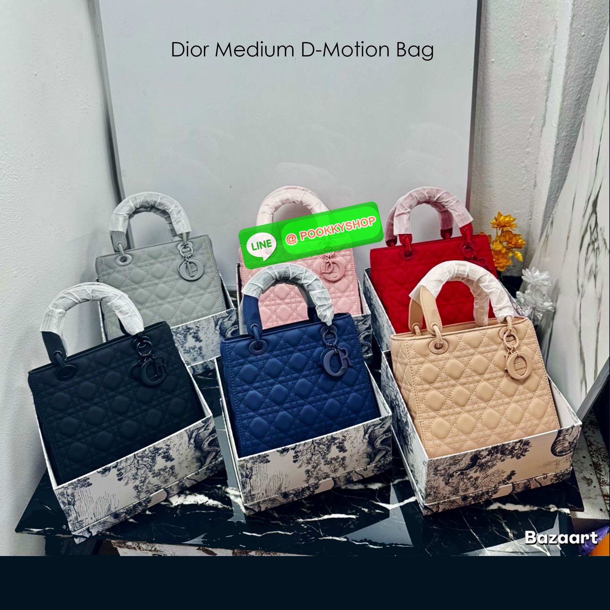 🕊️ พร้อมส่ง | Dior Medium Lady Dior Bag 25cm กระเป๋าสะพายทรงโท้ท ที่สุดของความเรียบหรูดูแพง น้อยแต่มากที่แท้ทรู ดีไซน์เรียบง่าย แต่แฝงไปด้วยความหรูหรา ทรงกล่องคลาสสิค โดดเด่นด้วยพวงกุญแจอะไหล่โทนสีเดียวกับกระเป๋า เป็นเอกลักษณ์ด้วยลายเส้นซ้อนทับสวย
