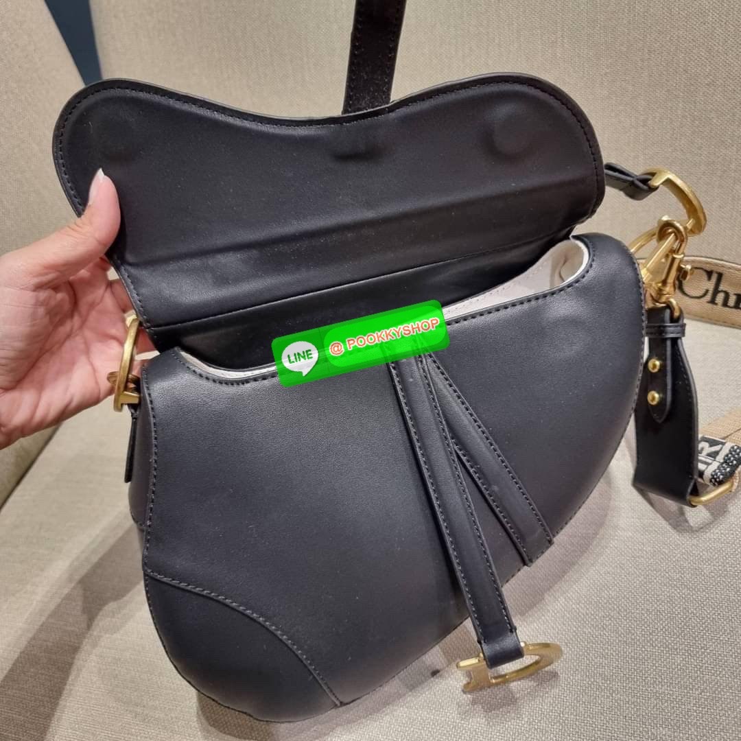 CD SADDLE BAG CALFSKIN กระเป๋าสะพายข้างพรีเมี่ยมกิ๊ฟ ทรงสวยไม่ซ้ำใคร กิมมิคในตัว ดูแพง ไซส์ใหญ่ ดีไซน์ย้อนยุค เป็นเอกลักษณ์สวยทุกแบบ เปิด-ปิดด้วยกระดุมแม่เหล็กซ่อน ใช้งานง่ายมากๆ ภายในเป็นช่องโล่ง มีช่องซิป วัสดุหนังลูกวัวฟอกสี ใส่ของสำคัญได้เลย หมดห่วง ม
