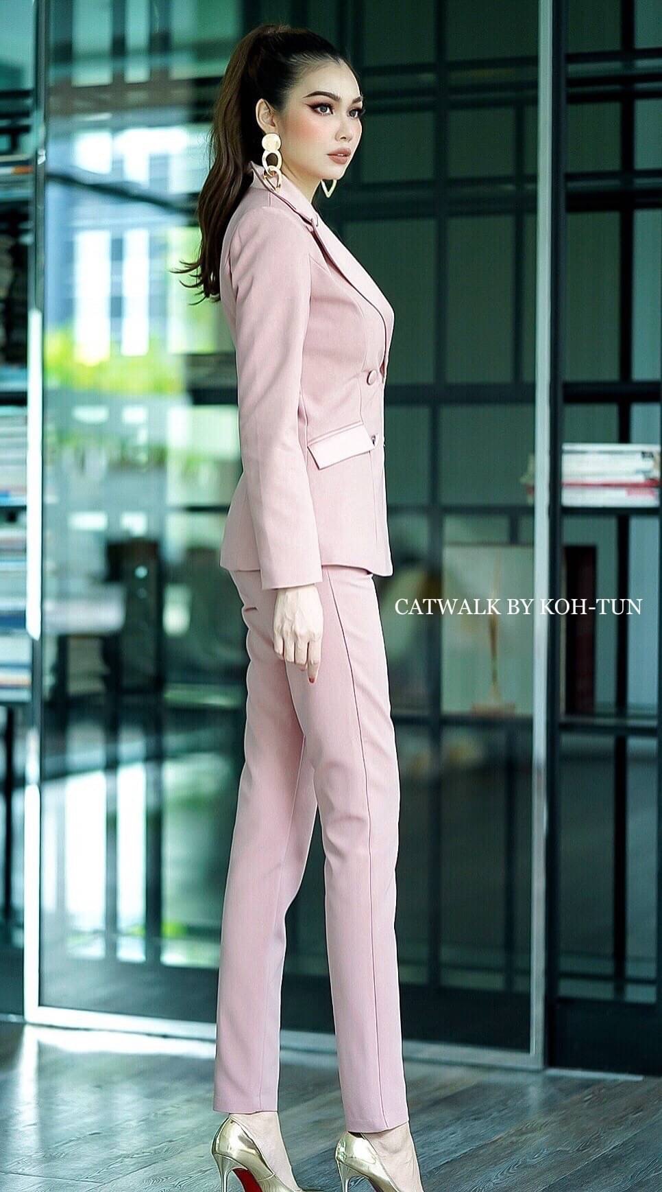 เรียบหรู ดูเท่ห์แบบมีสไตล์มากกับเซตBLAZERแต่งปกเลื่อม+กางเกงขายาวทรงสวย เนื้อผ้าเกรดเอ ตัวBLAZER เป็นทรงเข้ารูปสวย เพิ่มความหรูด้วยการแต่งปกและฝากระเป๋าด้วยผ้าเครปกึ่งเงาสีโทนเดียวกับตัวชุด ด้านหน้าแต่งกระดุมปั้ม 4 จุด มาคู่กับกางเกงขายาวทรงขากระบอกเล็ก ท