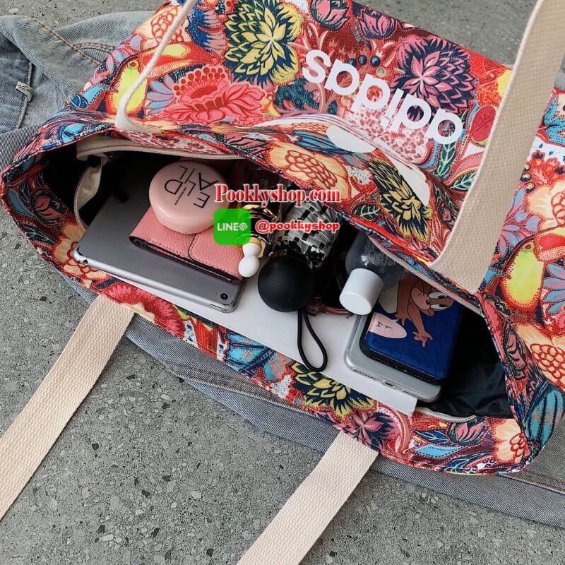 Adidas Farm Handbag กระเป๋าทรง shopper สำหรับผู้หญิงที่ออกแบบมาเพื่อให้คุณพกพาอุปกรณ์ออกกำลังกายไปทุกที่ได้สะดวก สะพายไปเรียนก็ดูดี น้ำหนักเบา ด้านในมีช่องใส่ของเยอะเป็นพิเศษพร้อมซิปปิดสำหรับใส่ของชิ้นเล็ก ๆ ทำจากผ้าตกแต่งลูกเล่นบนพื้นผิวและดีเทลลายผ้าสไต