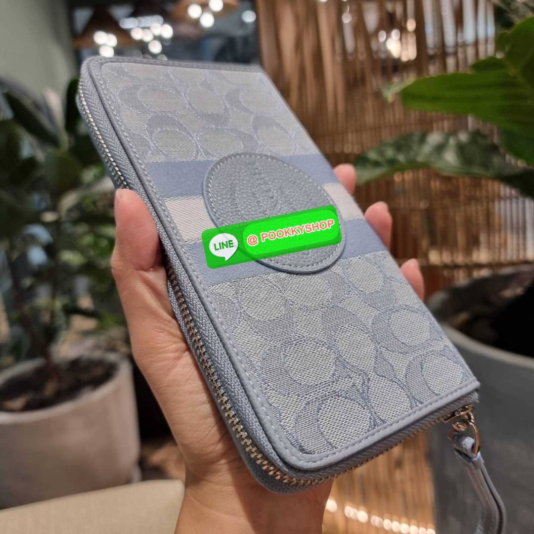 COACH C9073 DEMPSEY LARGE PHONE WALLET IN SIGNATURE JACQUARD WITH STRIPE AND COACH PATCH พร้อมเสิร์ฟความเลิศหรู กับคอลใหม่ล่าสุด กระเป๋าสตางค์ใบยาวกึ่งคล้องมือ สีสุดละมุน ถือใช้คือขับผิวสุด!! วัสดุผ้า jacquard สลับหนัง pepble มาพร้อมสายคล้องมือในตัว กันหล